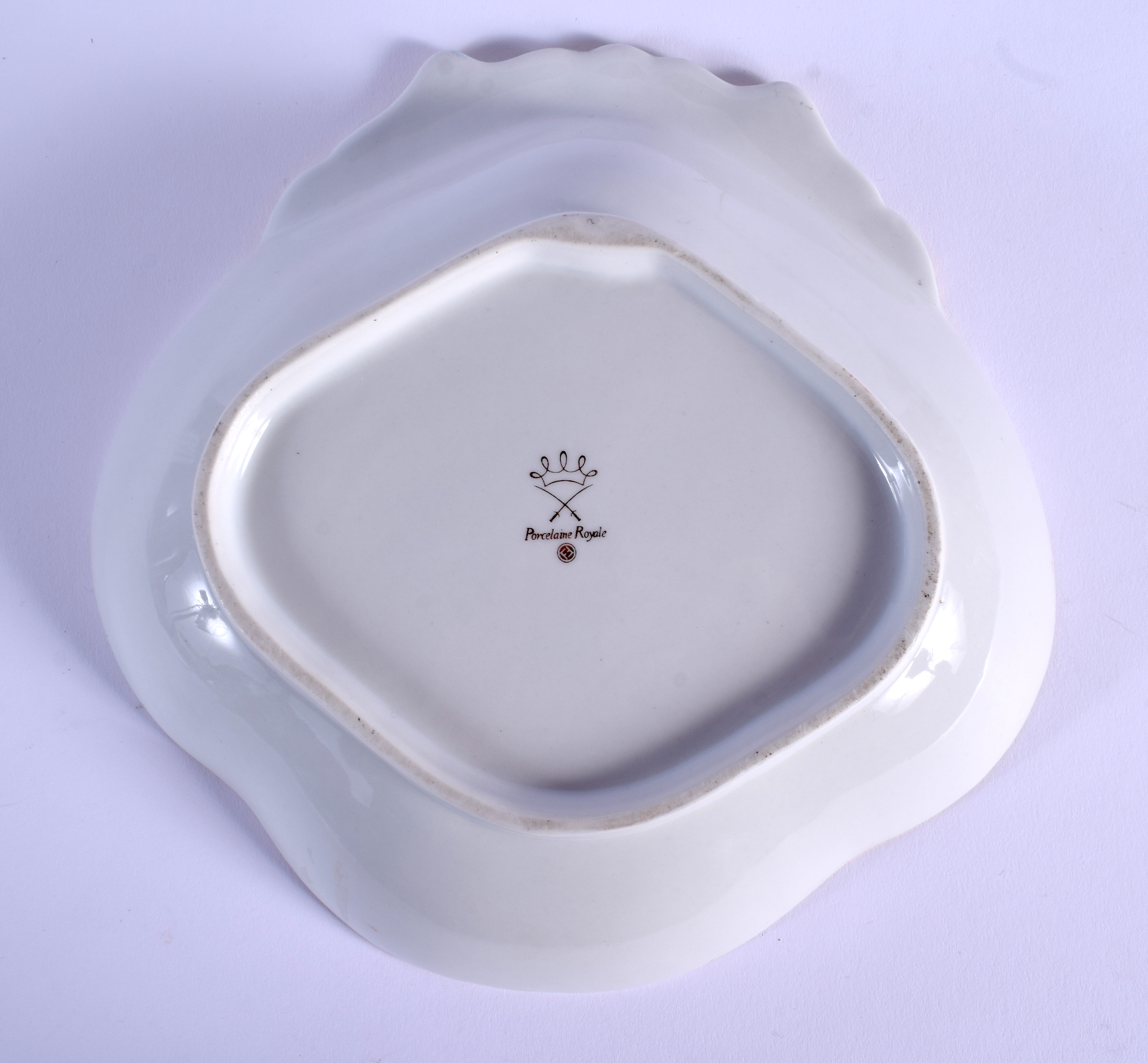 AN EARLY 20TH CENTURY FRENCH SEVRES STYLE PORCELAIN SHELL SHAPED DISH. 21 cm x 19 cm. - Image 2 of 2