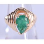 A 14CT GOLD AND EMERALD RING. L/M. 5 grams.