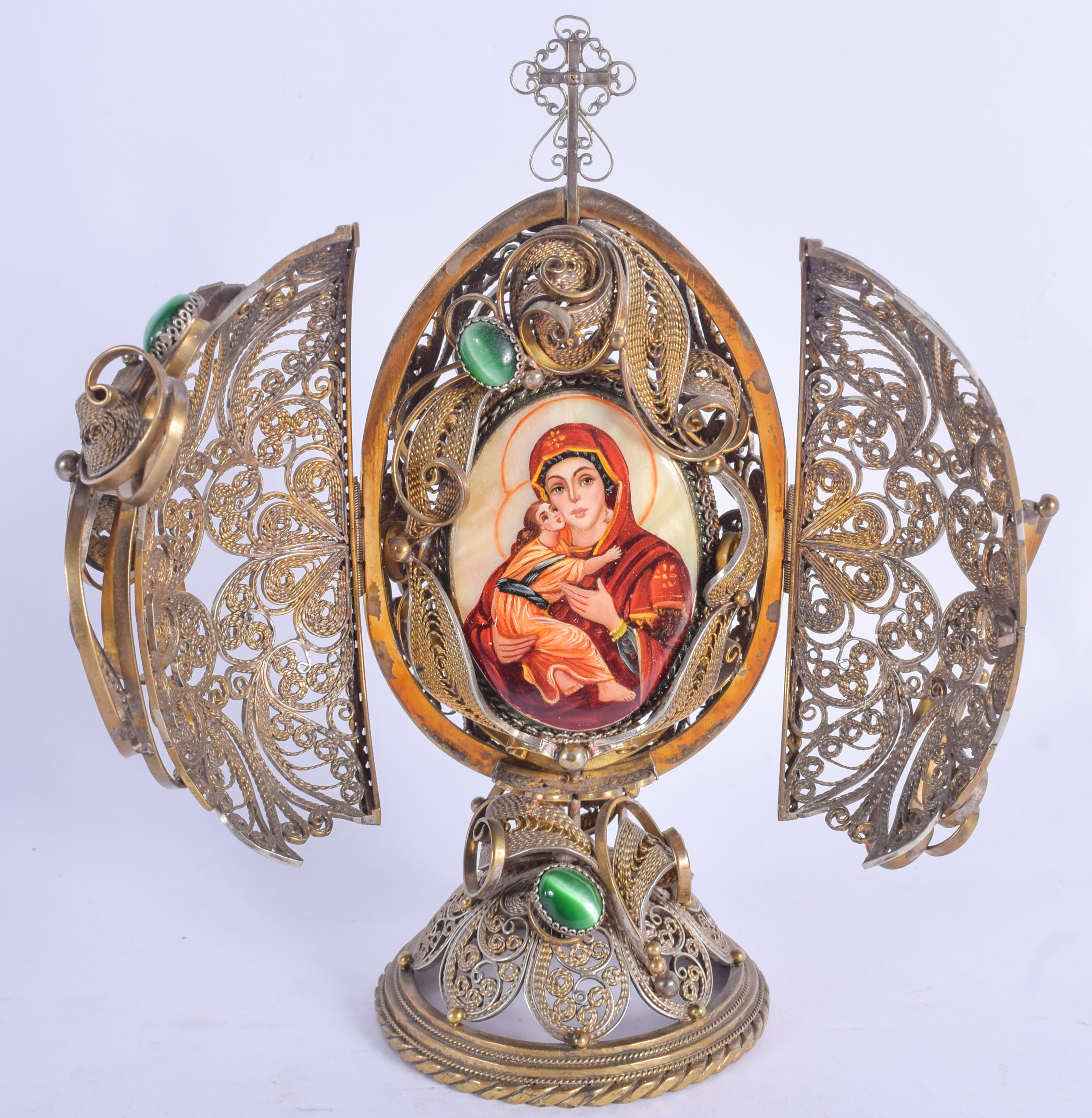 AN EARLY 20TH CENTURY RUSSIAN SILVER GILT JEWELLED EGG revealing a religious icon. 213 grams. 15 cm - Image 3 of 4