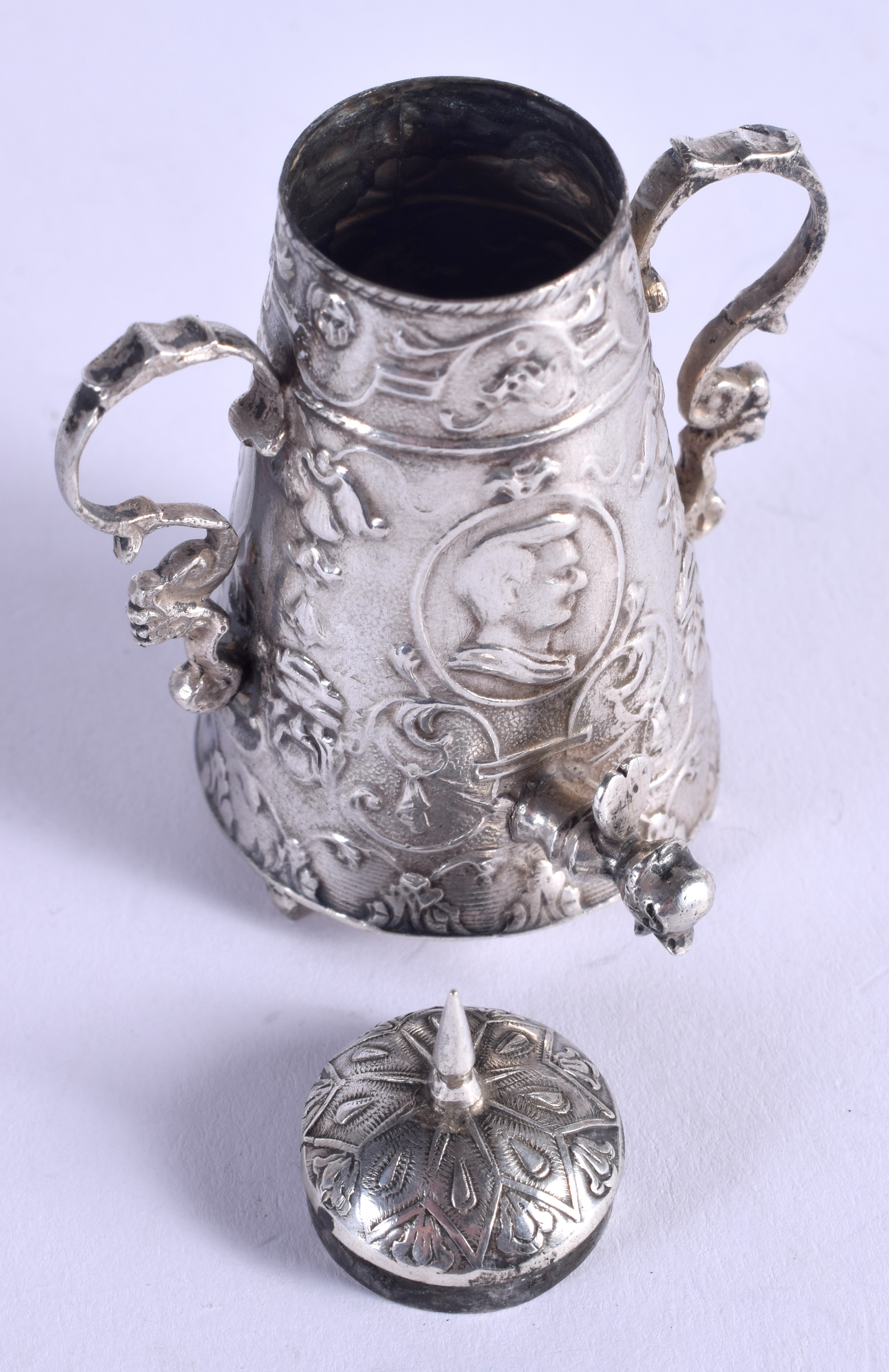 AN ANTIQUE CONTINENTAL SILVER SAMOVAR. 39 grams. 7 cm x 5.5 cm. - Image 3 of 4