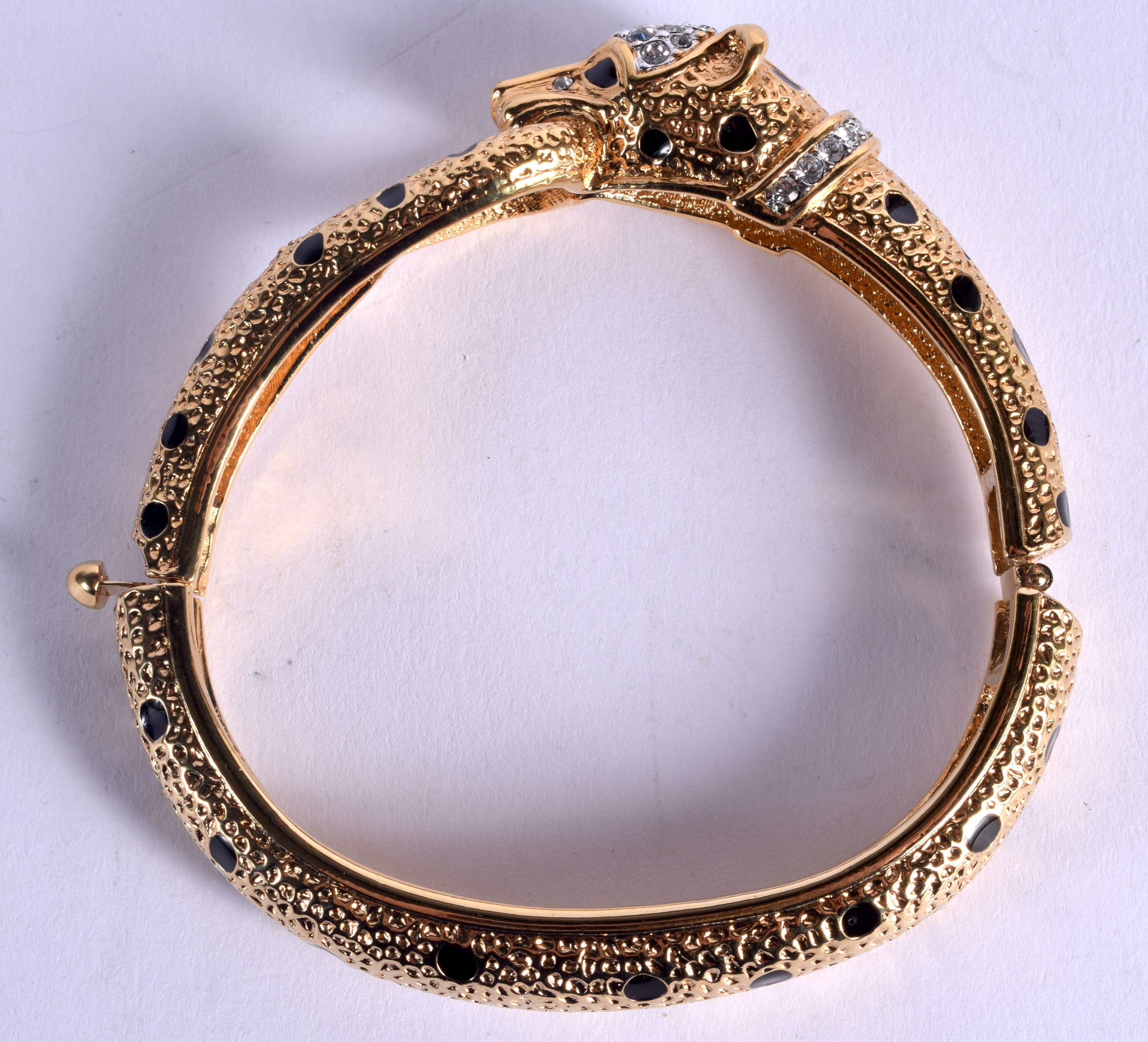A CARTIER STYLE COSTUME BANGLE. 6.5 cm wide. - Image 4 of 5