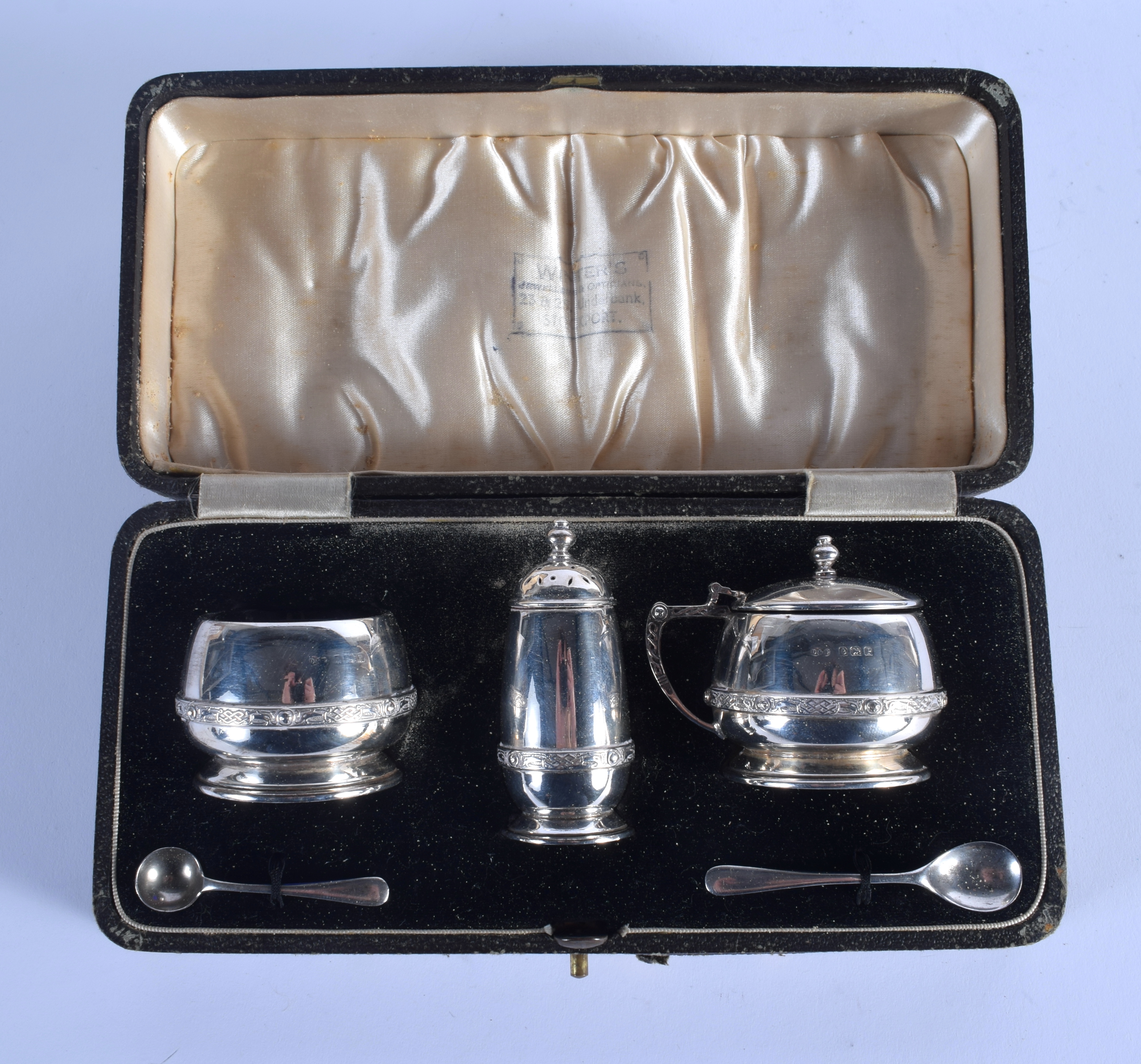 AN ART DECO SILVER CRUET SET. Birmingham 1926 & 1939. Silver 129 grams. (5)