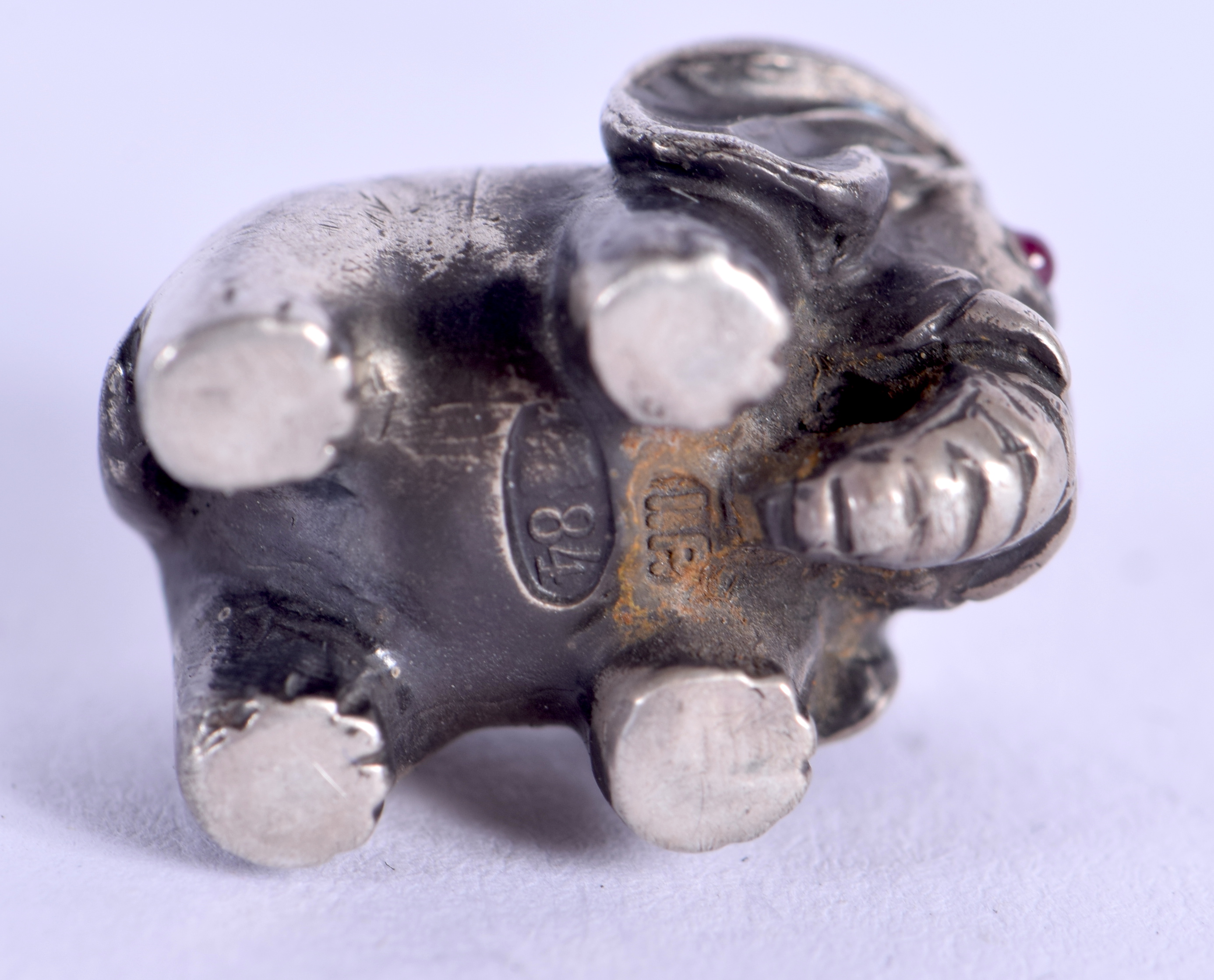 A SMALL CONTINENTAL FIGURE OF AN ELEPHANT. 16 grams. 1.5 cm wide. - Image 3 of 3