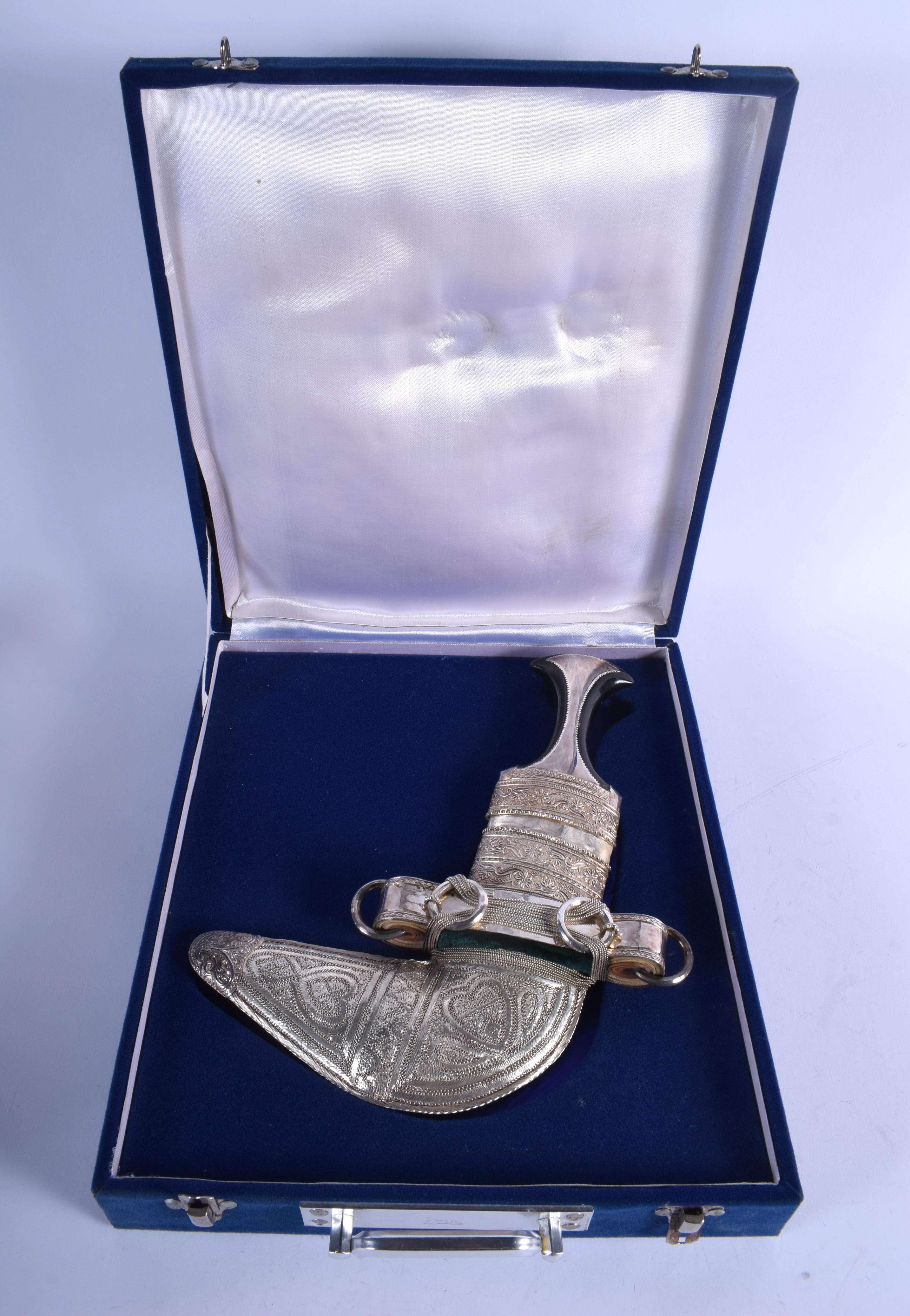 A BOXED EARLY 20TH CENTURY OMANI MIDDLE EASTERN WHITE METAL OVERLAID JAMBIYA DAGGER possibly with a