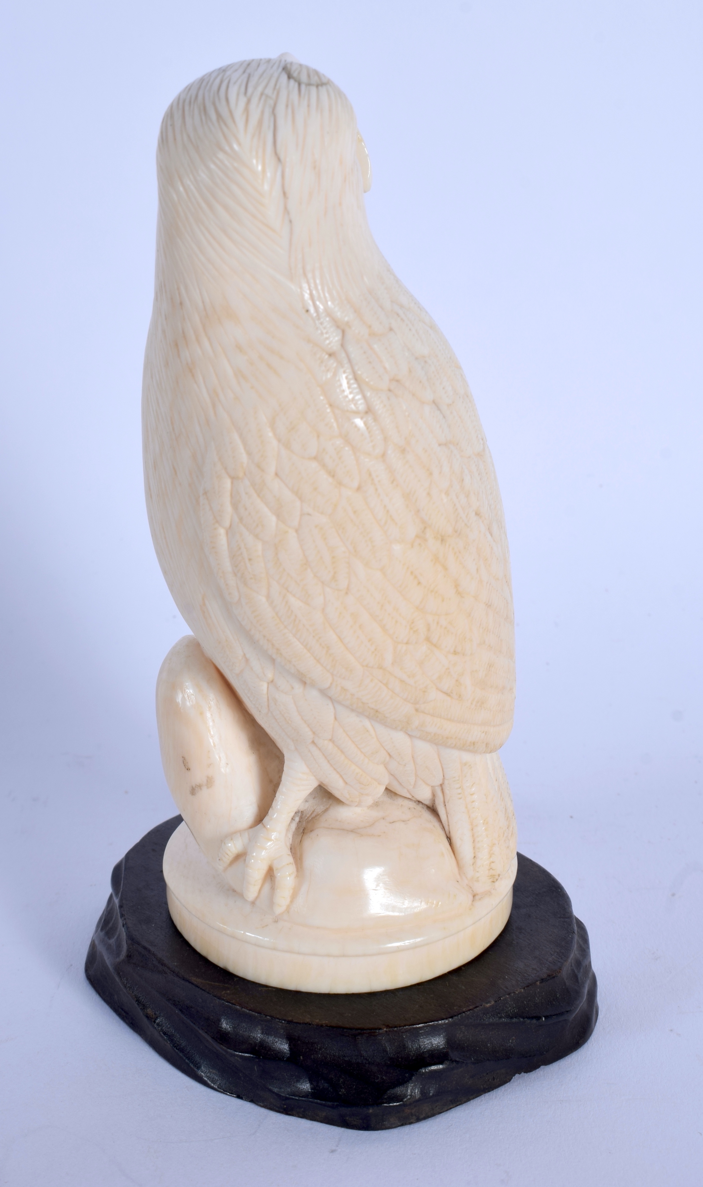 A 19TH CENTURY EUROPEAN CARVED IVORY FIGURE OF A BIRD modelled holding an insect within its mouth. 1 - Image 3 of 4