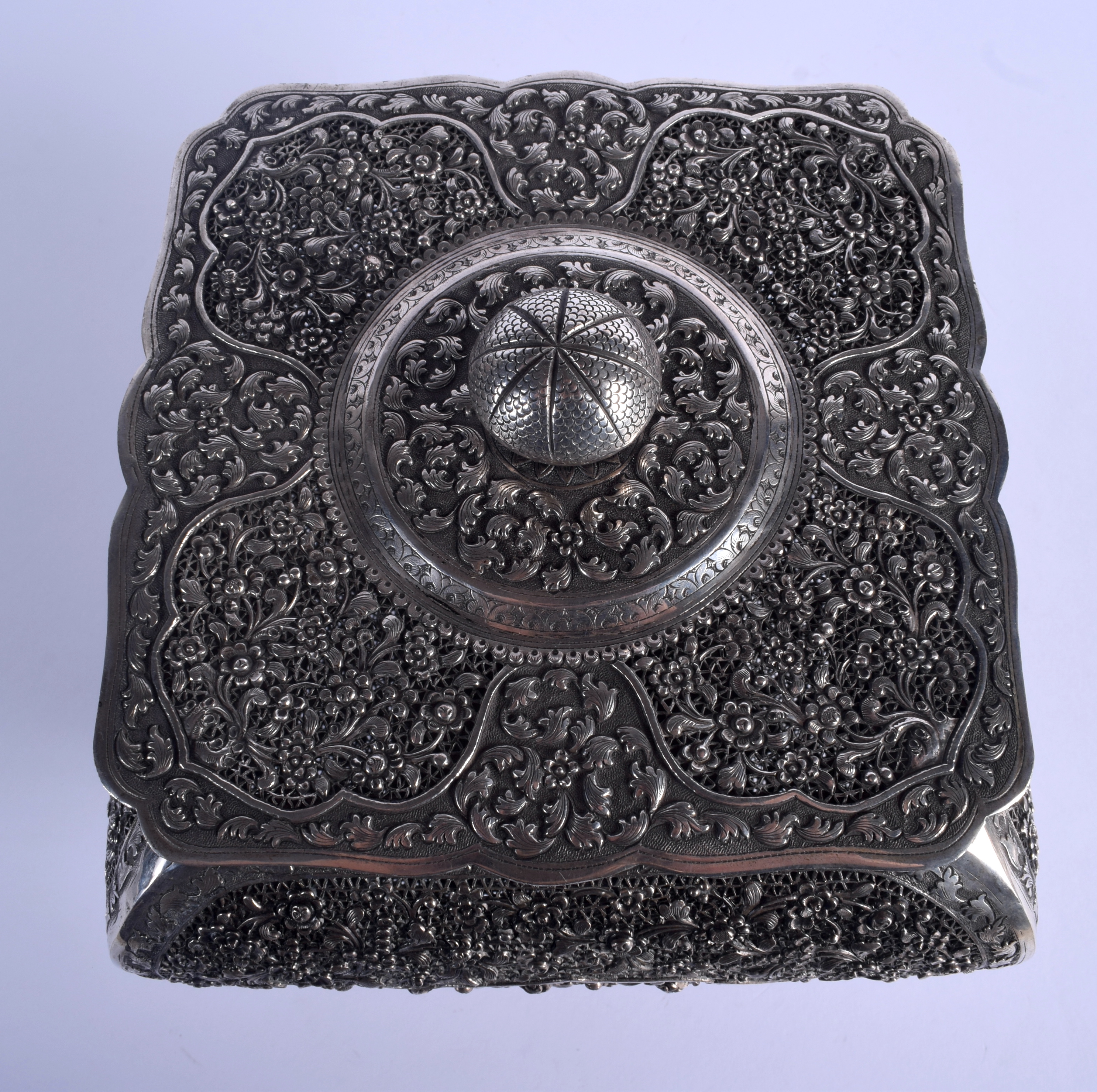 A 19TH CENTURY CHINESE TIBETAN STRAITS SILVER CENSER AND COVER decorated with foliage and vines. 970 - Bild 3 aus 6