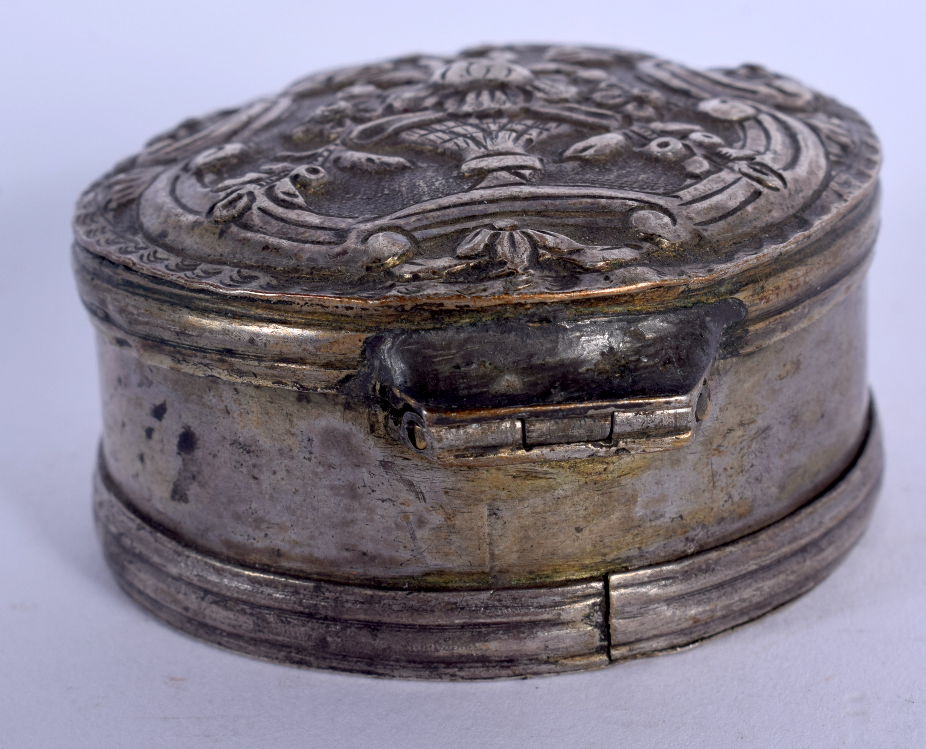 AN ANTIQUE MIDDLE EASTERN OTTOMAN SILVER BOX. 66 grams. 4 cm wide. - Image 2 of 5