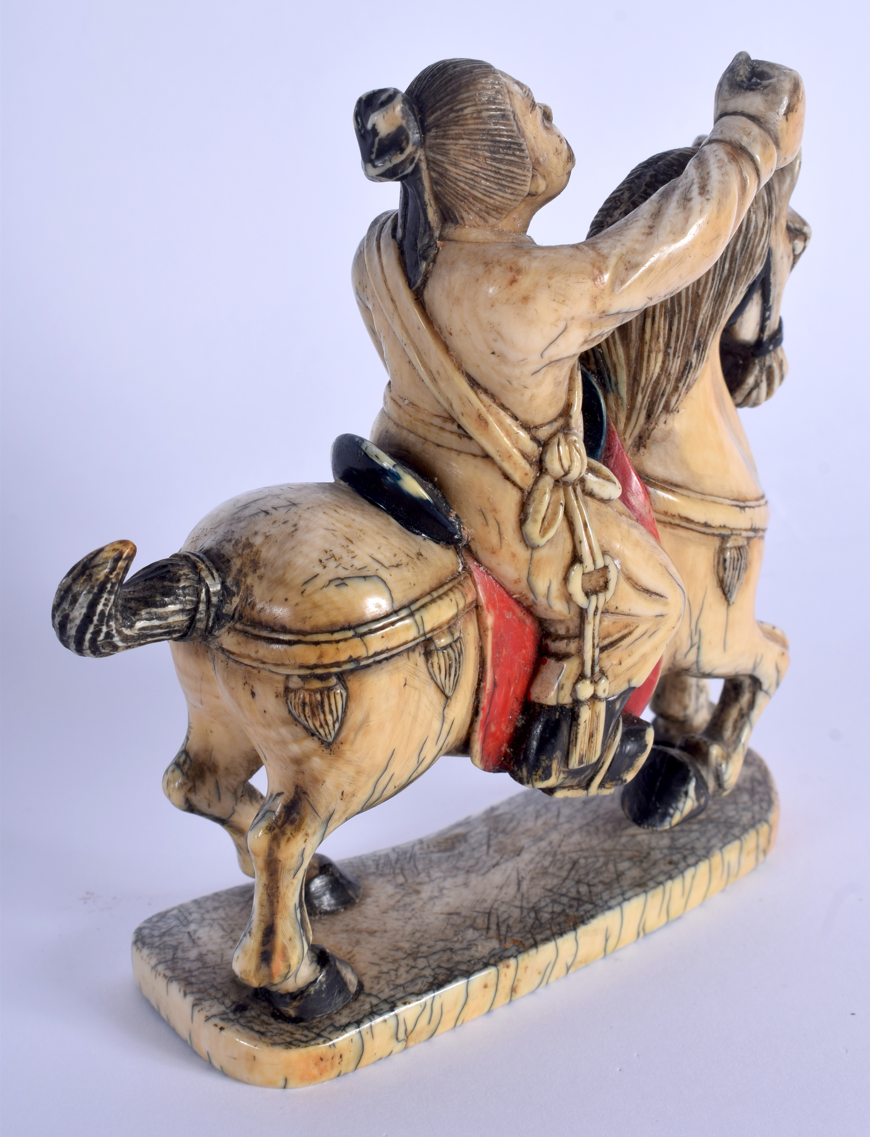 A 19TH CENTURY CHINESE CARVED PAINTED IVORY FIGURE OF A HORSE modelled with an attendant. 11 cm x 12 - Bild 2 aus 3