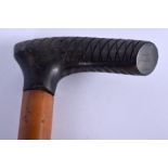 A 19TH CENTURY CONTINENTAL CARVED RHINOCEROS HORN HANDLED WALKING CANE. 82 cm long.