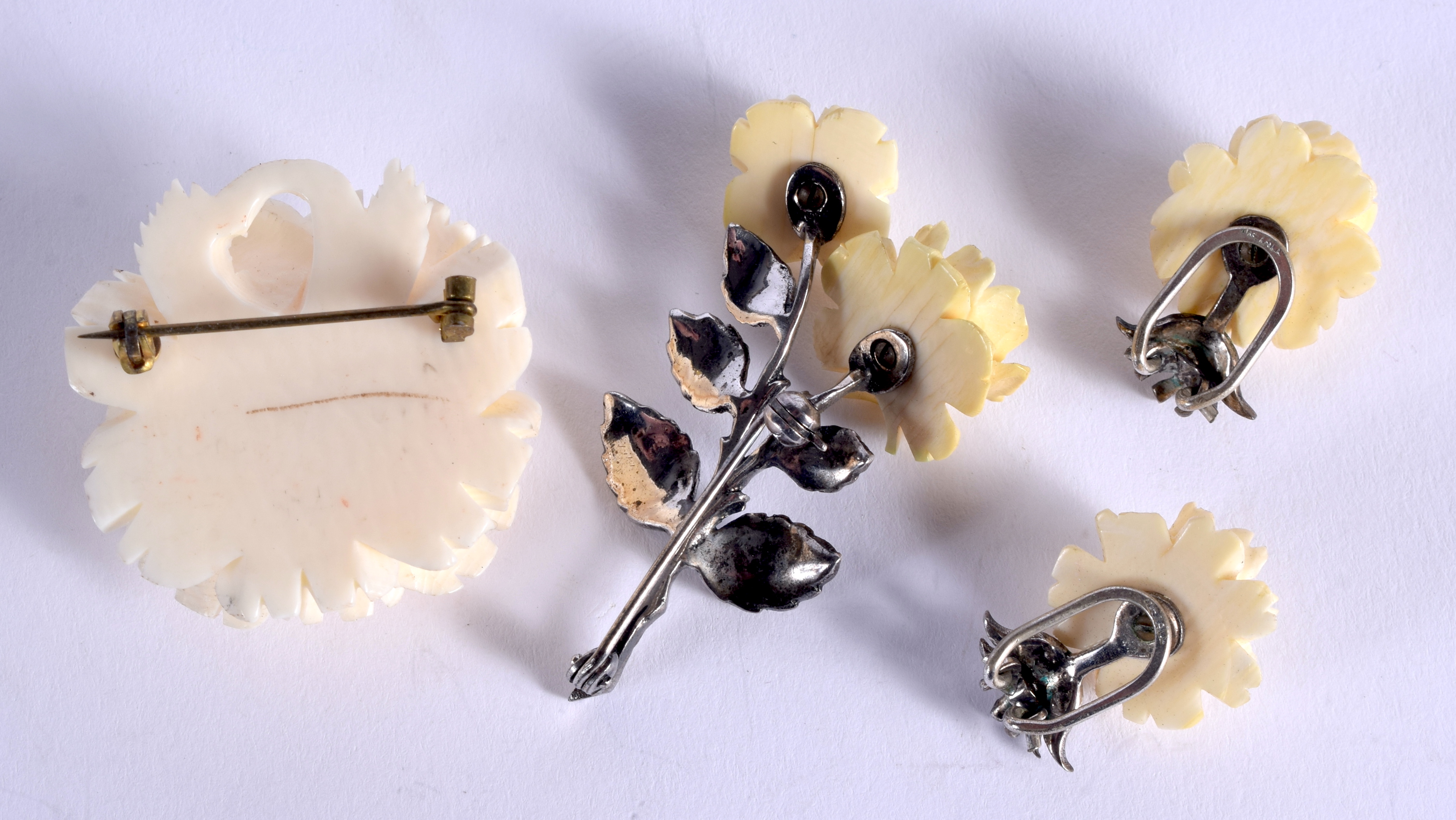 A SUITE OF ANTIQUE IVORY JEWELLERY. (4) - Image 2 of 2