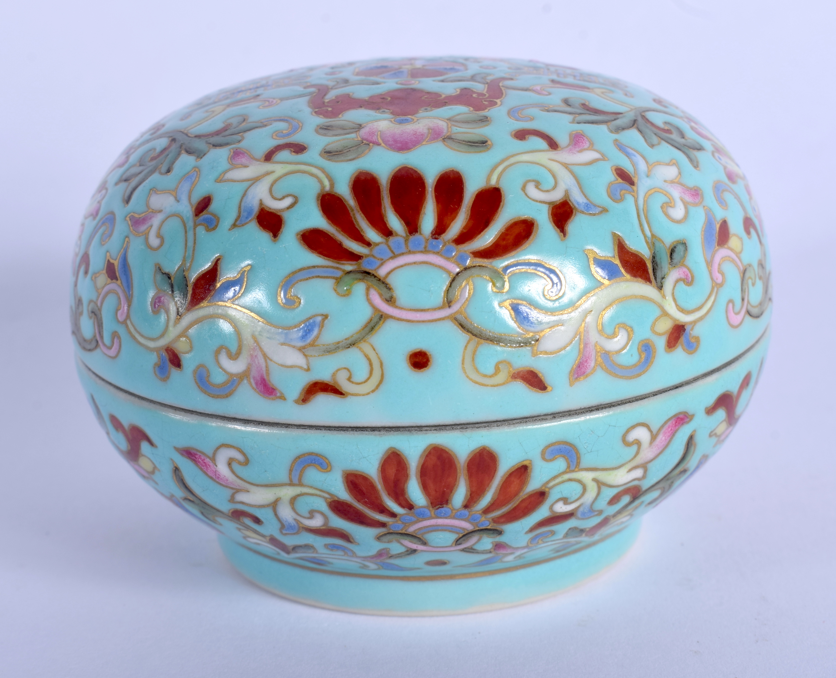 A 19TH CENTURY CHINESE PORCELAIN BOX AND COVER Qing, painted with flowers and vines. 6.75 cm diamete - Image 3 of 5
