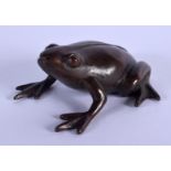 A JAPANESE BRONZE TOAD OKIMONO. 3.25 cm wide.