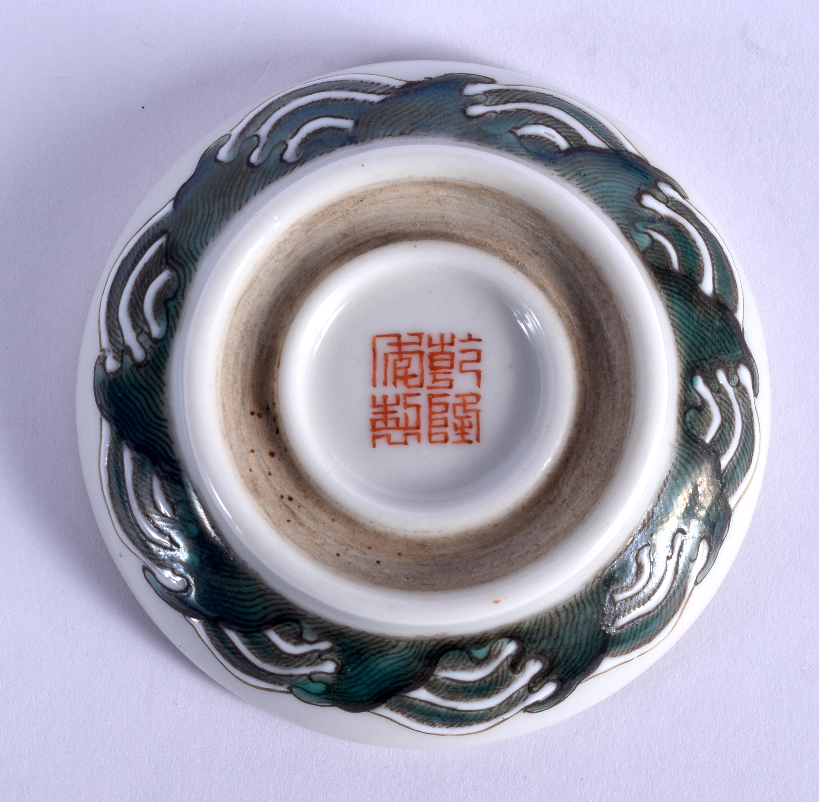 A SMALL EARLY 20TH CENTURY CHINESE PORCELAIN BOX AND COVER Late Qing, bearing Qianlong marks to base - Image 5 of 5