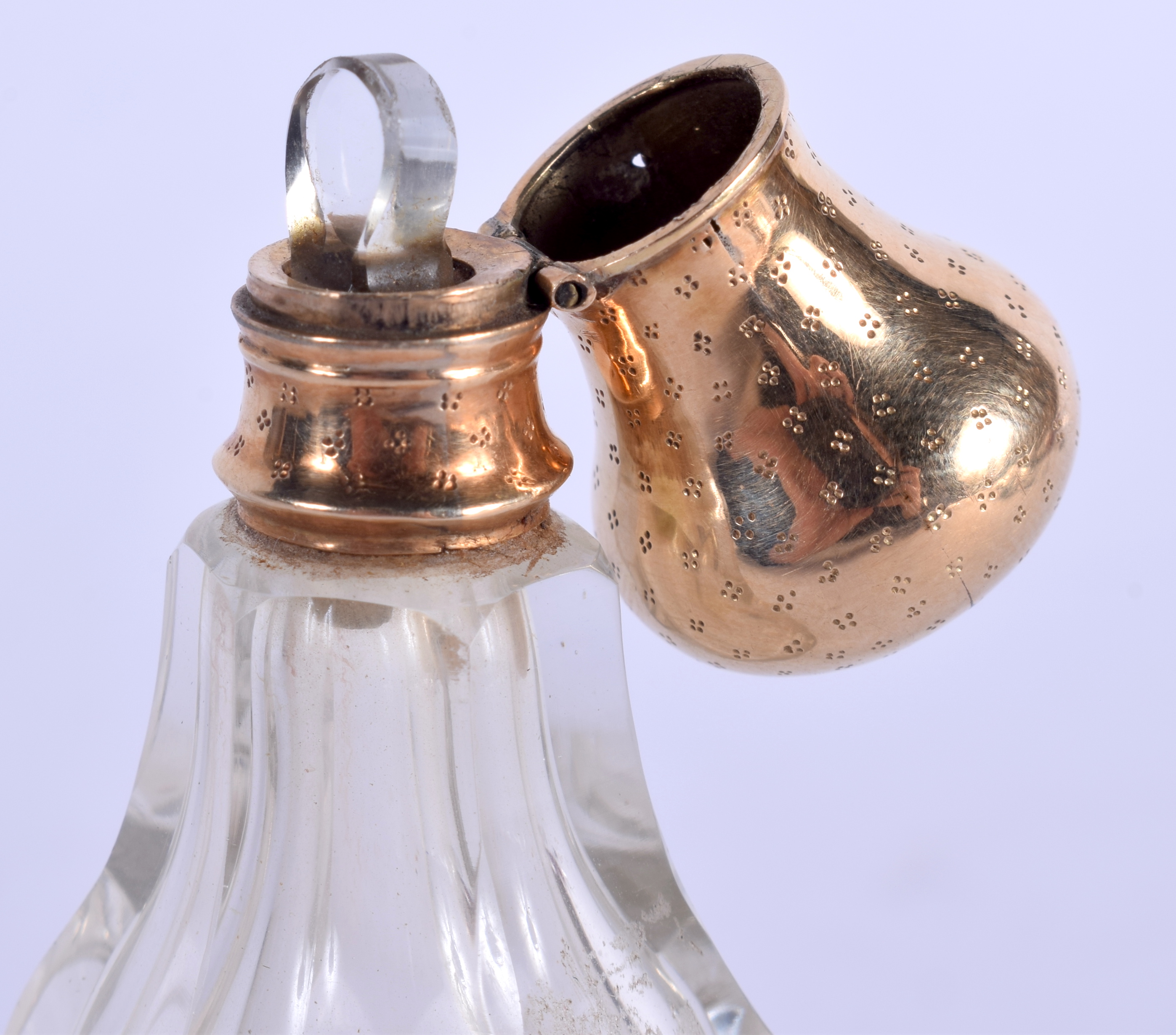 AN ANTIQUE 18CT GOLD FRENCH GLASS SCENT BOTTLE. 11 cm high. - Image 2 of 2