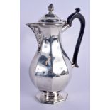 AN EDWARDIAN SILVER COFFEE POT. London 1905. 506 grams. 23 cm high.