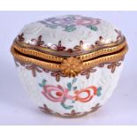 AN ANTIQUE FRENCH SAMSONS OF PARIS PORCELAIN BOX. 5 cm x 4.5 cm.