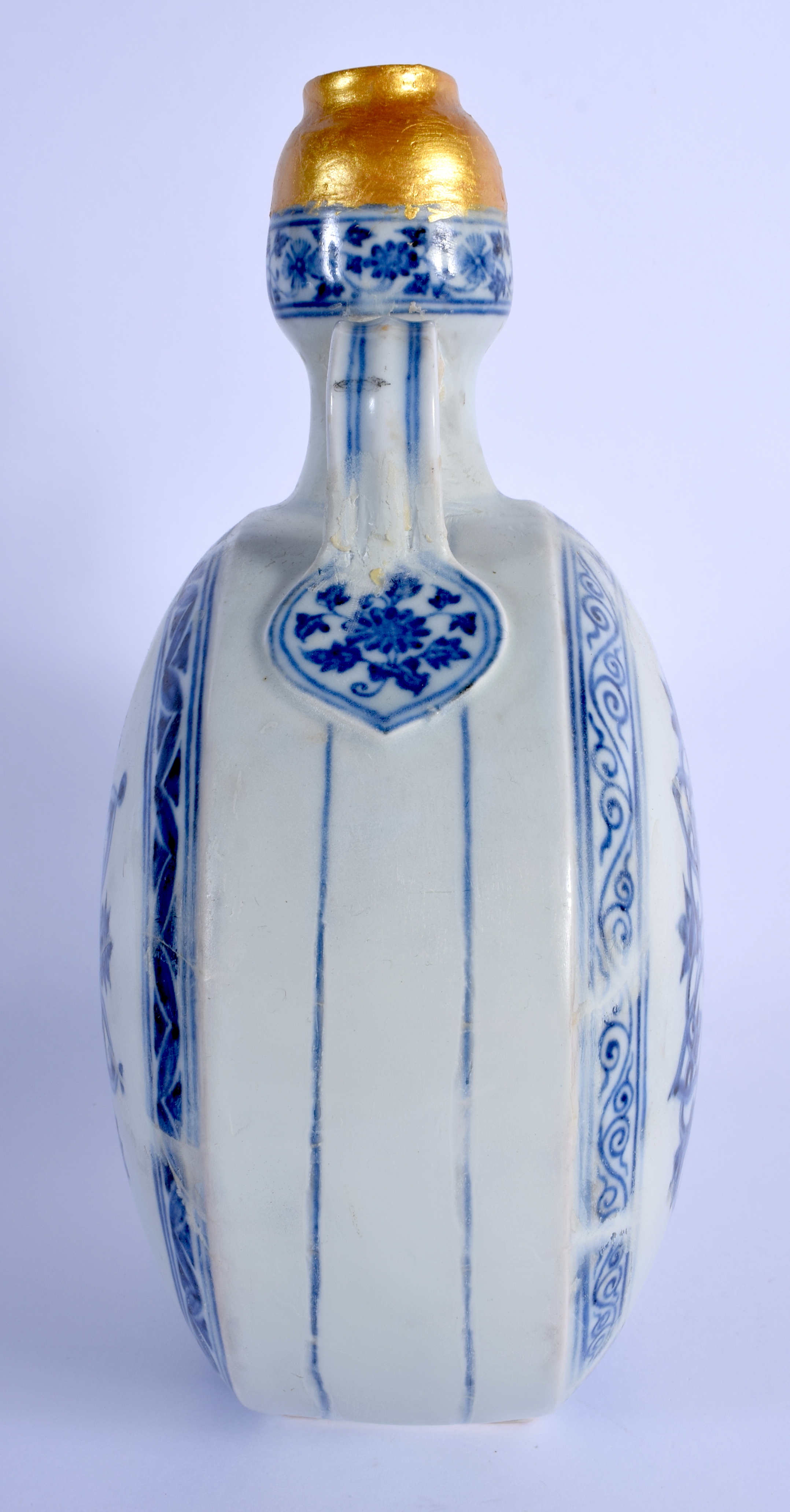 A CHINESE QING DYNASTY TWIN HANDLED BLUE AND WHITE PILGRIM FLASK painted with buddhistic emblems an - Bild 2 aus 5