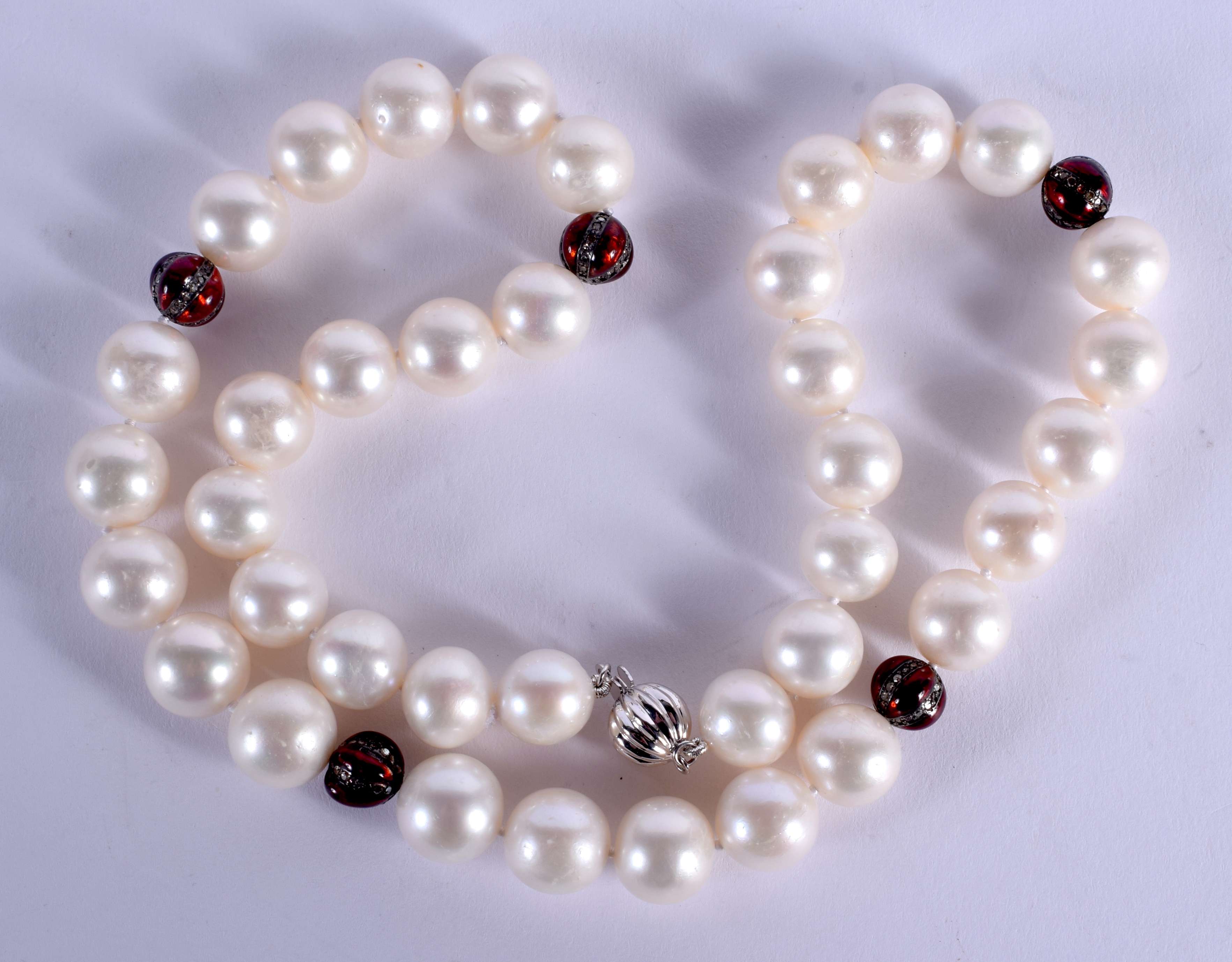 AN 18CT GOLD ENAMEL AND PEARL NECKLACE. 44 cm long.