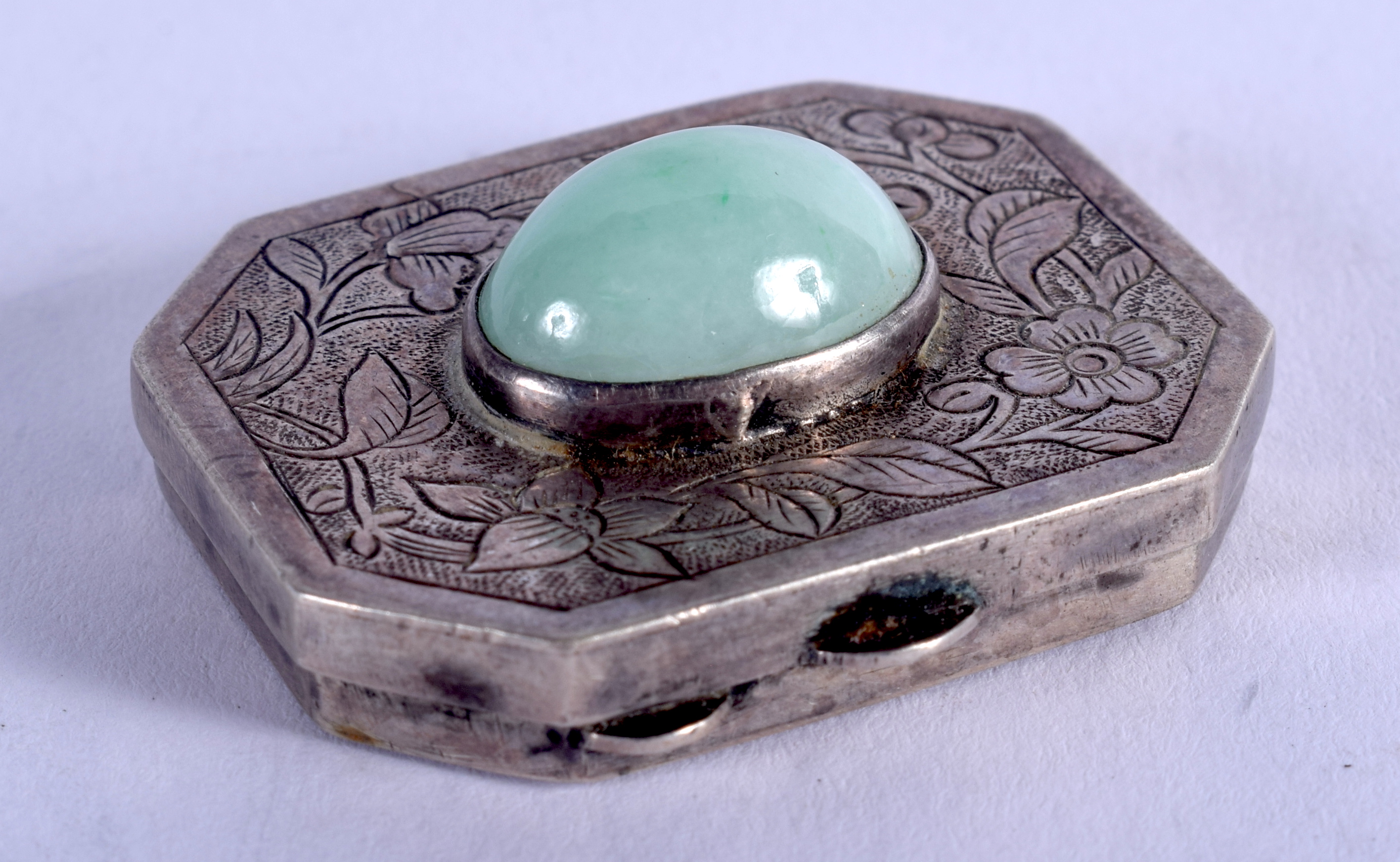 AN ART DECO SILVER JADEITE BOX. 17 grams. 3.5 cm x 3 cm.