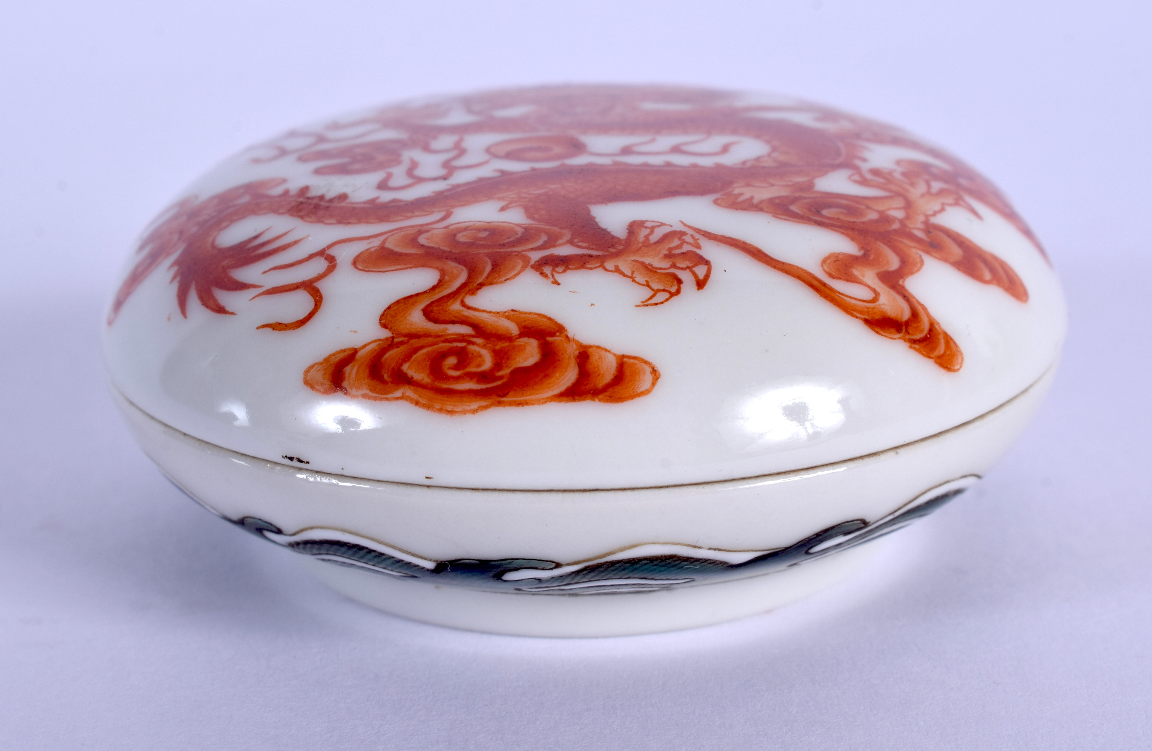 A SMALL EARLY 20TH CENTURY CHINESE PORCELAIN BOX AND COVER Late Qing, bearing Qianlong marks to base - Bild 2 aus 5