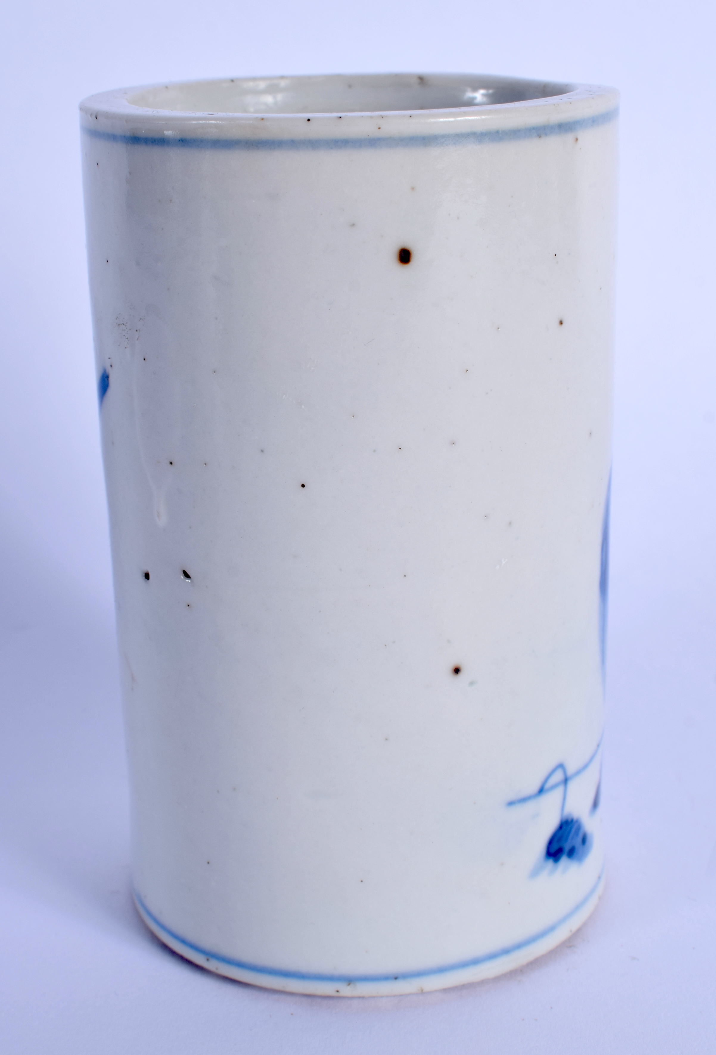 A 19TH CENTURY CHINESE BLUE AND WHITE PORCELAIN BRUSH POT BITONG Qing, painted with landscapes. 11 c - Bild 2 aus 3