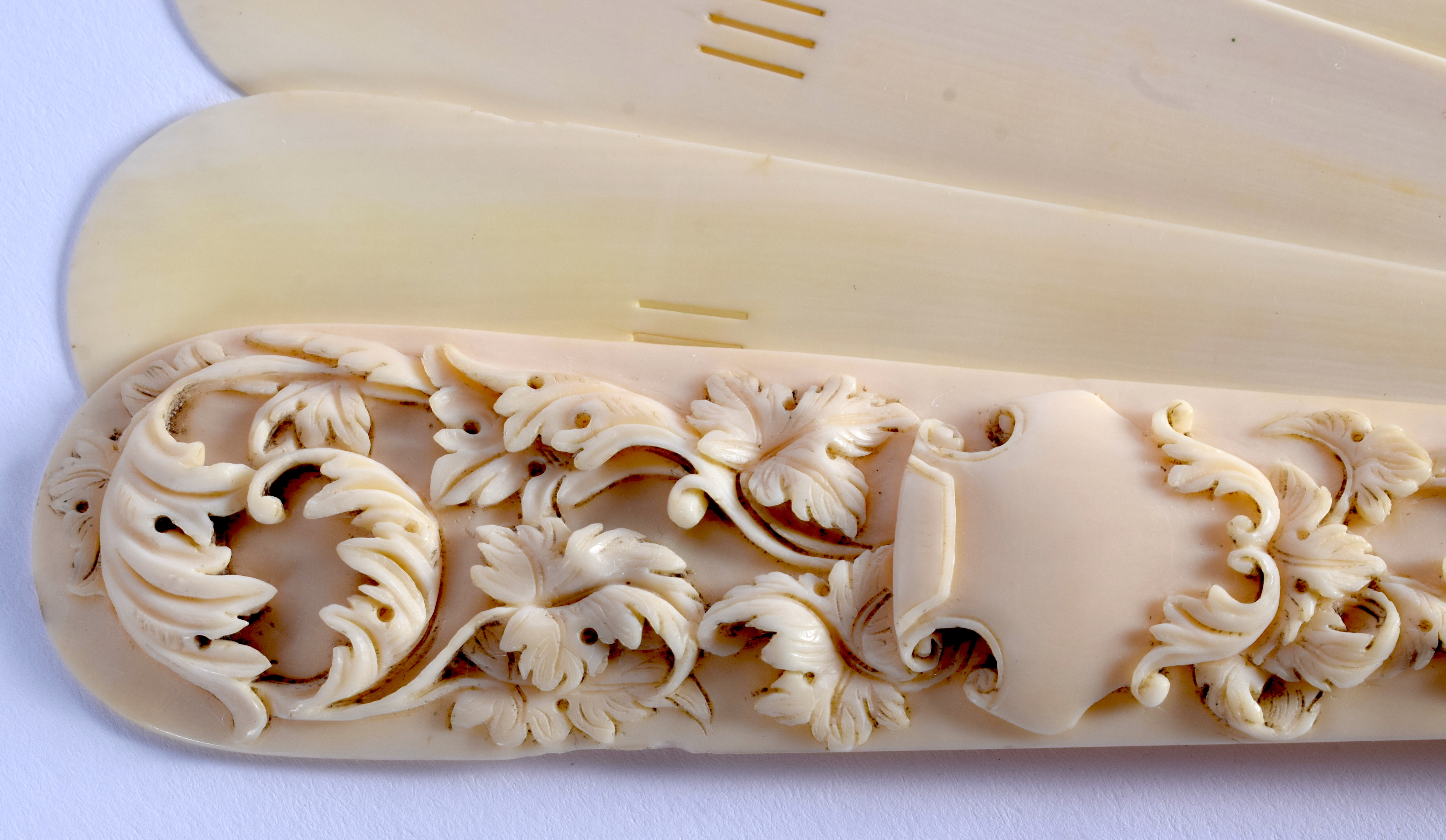 A 19TH CENTURY JAPANESE MEIJI PERIOD CARVED IVORY DIEPPE FAN decorated with foliage and vines. 30 cm - Image 2 of 6