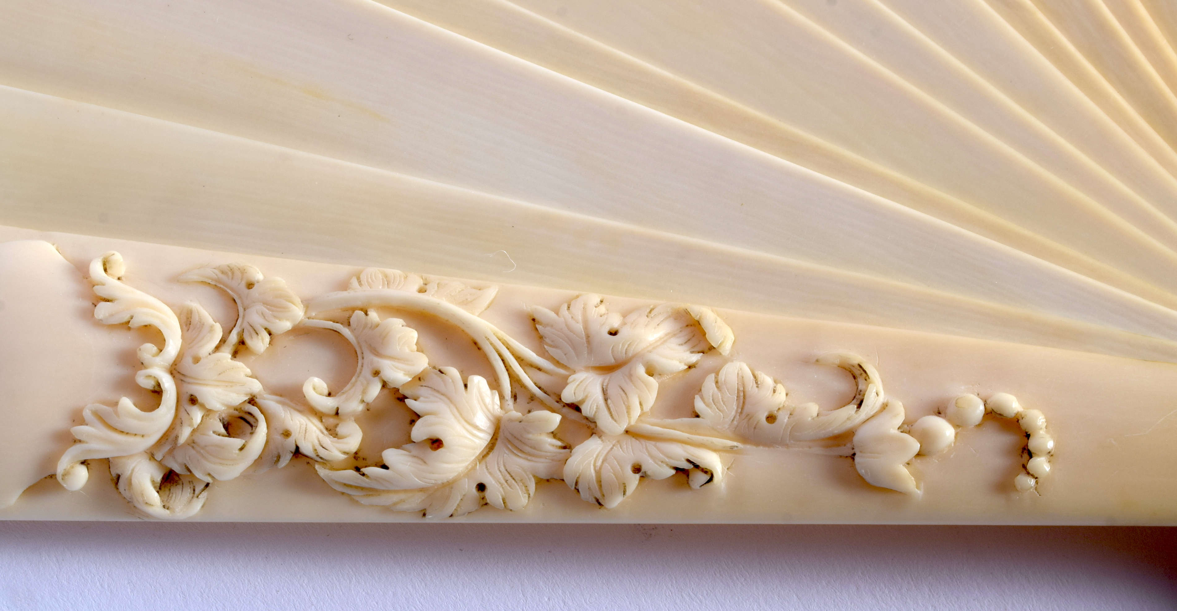 A 19TH CENTURY JAPANESE MEIJI PERIOD CARVED IVORY DIEPPE FAN decorated with foliage and vines. 30 cm - Image 3 of 6