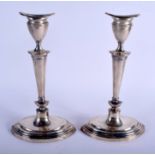 A PAIR OF 1920S ENGLISH SILVER CANDLESTICKS. Sheffield 1920. 1078 grams weighted. 24 cm high.