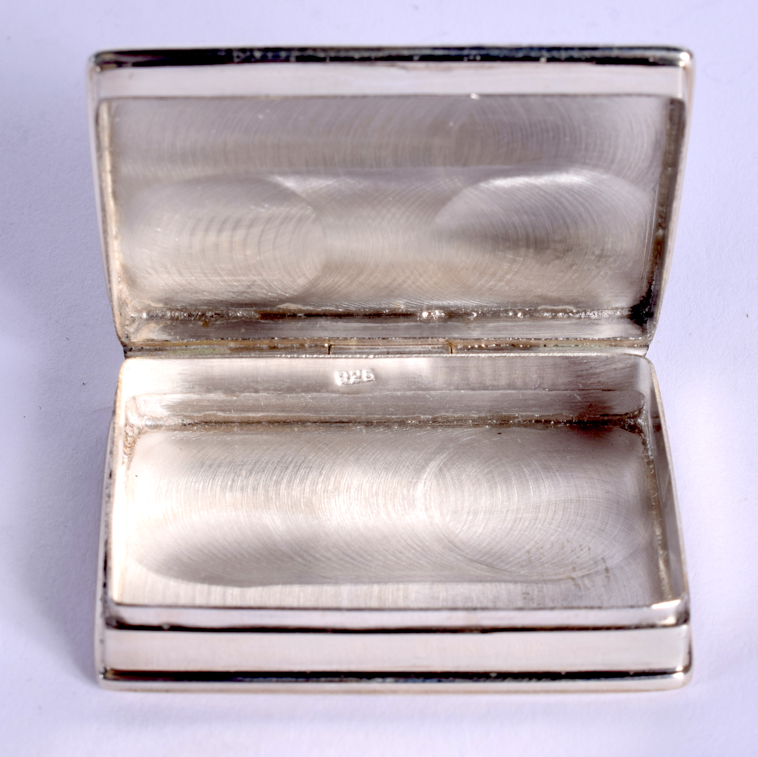 A CONTEMPORARY SILVER ENAMEL DUAL FIGURE BOX. 4.5 cm x 3.5 cm. - Image 4 of 4