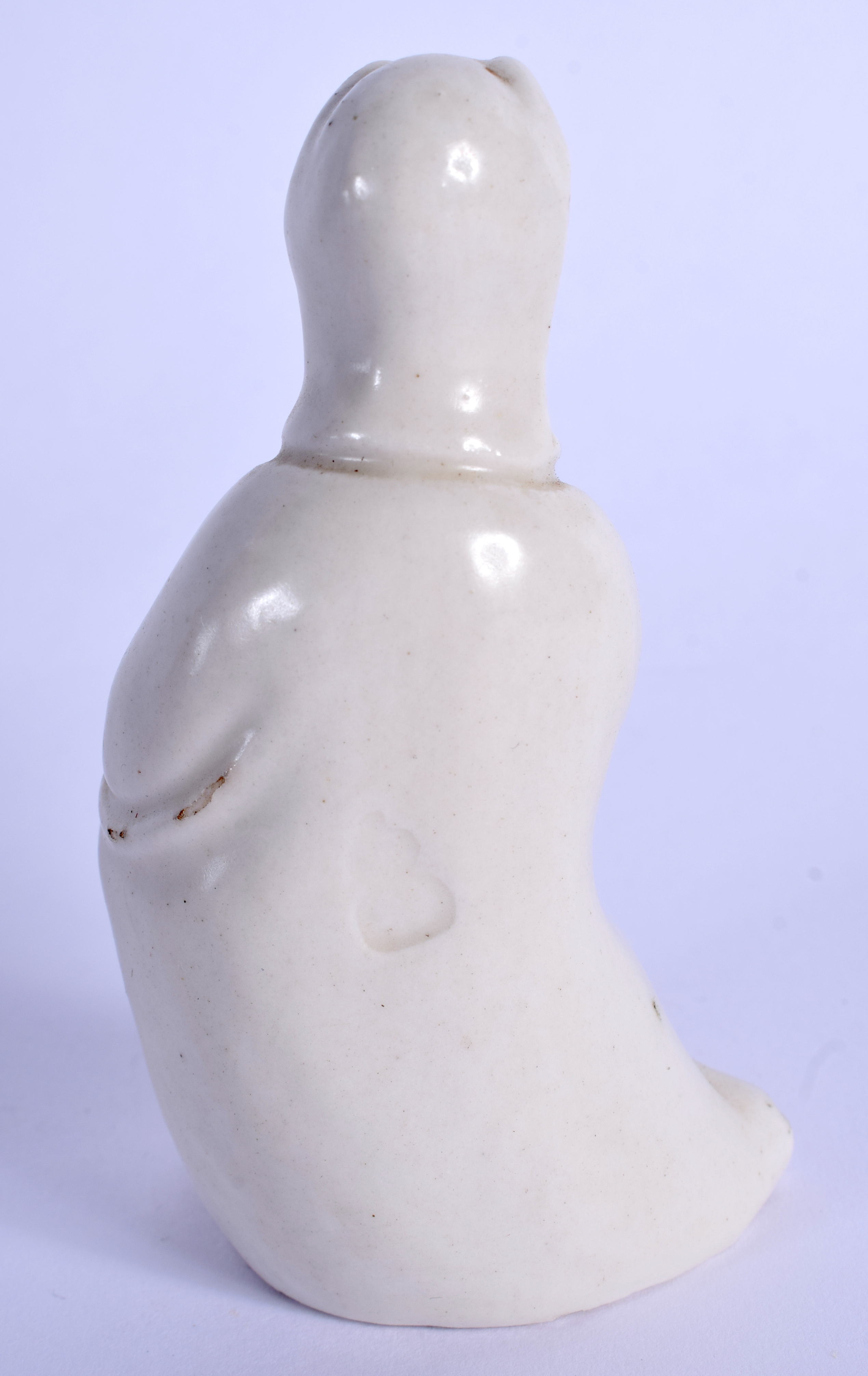 A 19TH CENTURY CHINESE BLANC DE CHINE PORCELAIN FIGURE OF GUANYIN Qing. 9 cm high. - Bild 2 aus 3