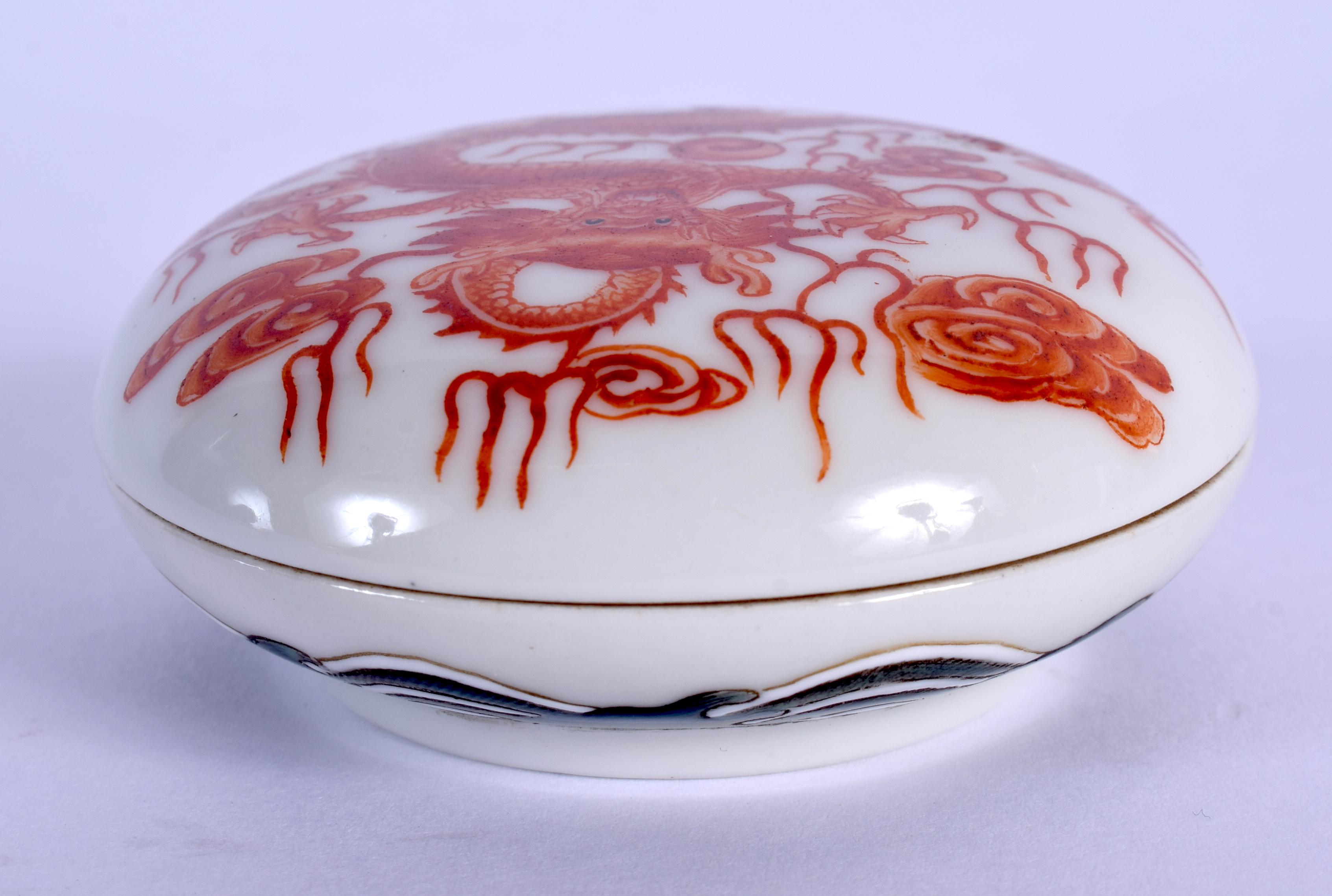 A SMALL EARLY 20TH CENTURY CHINESE PORCELAIN BOX AND COVER Late Qing, bearing Qianlong marks to base - Image 3 of 5