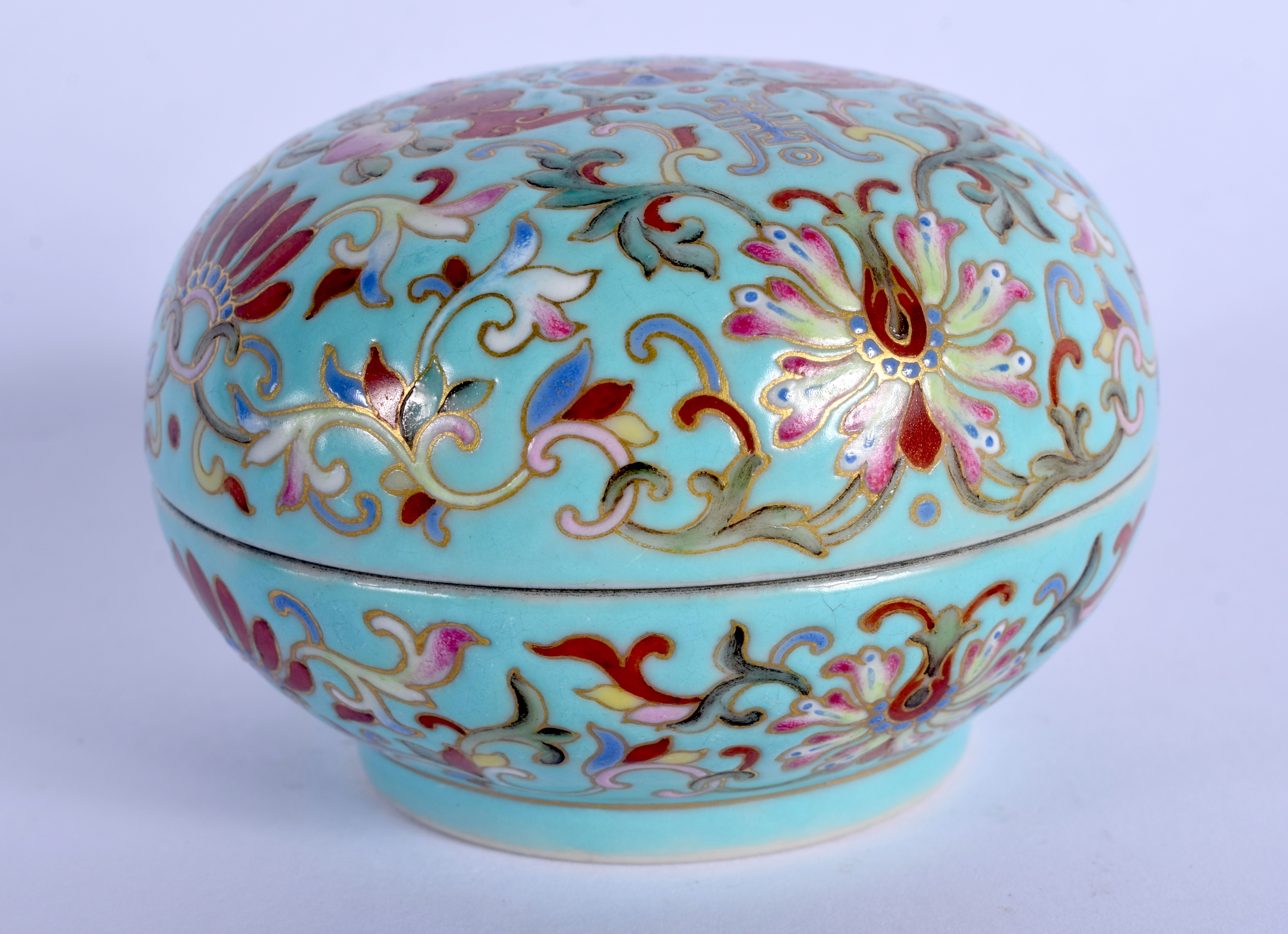 A 19TH CENTURY CHINESE PORCELAIN BOX AND COVER Qing, painted with flowers and vines. 6.75 cm diamete - Image 2 of 5