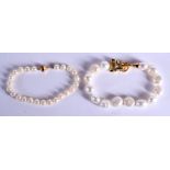 TWO PEARL BRACELETS. (2)