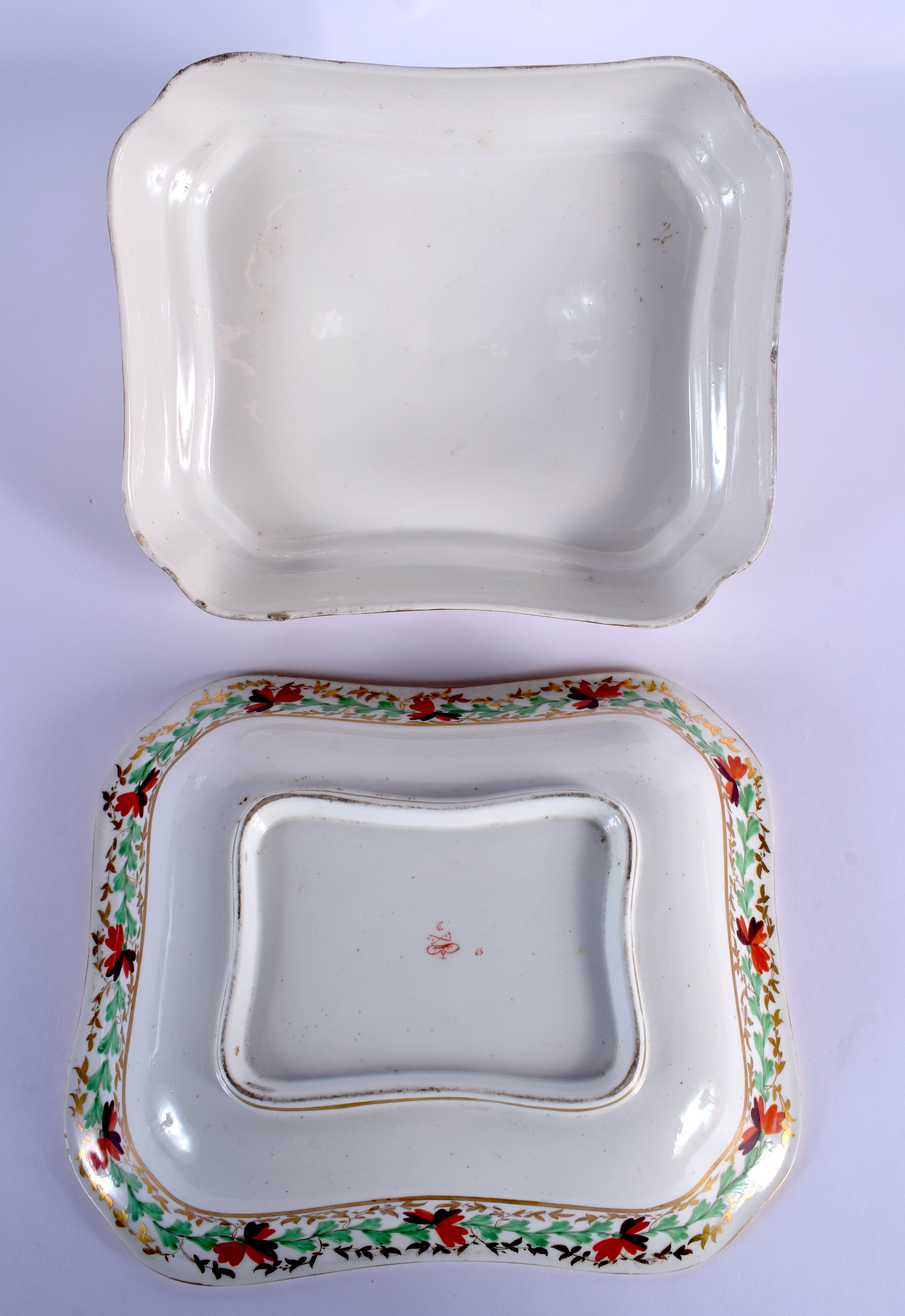 A LARGE EARLY 19TH CENTURY DERBY PORCELAIN SERVING BOWL AND COVER of square form, painted with gilt - Image 4 of 4