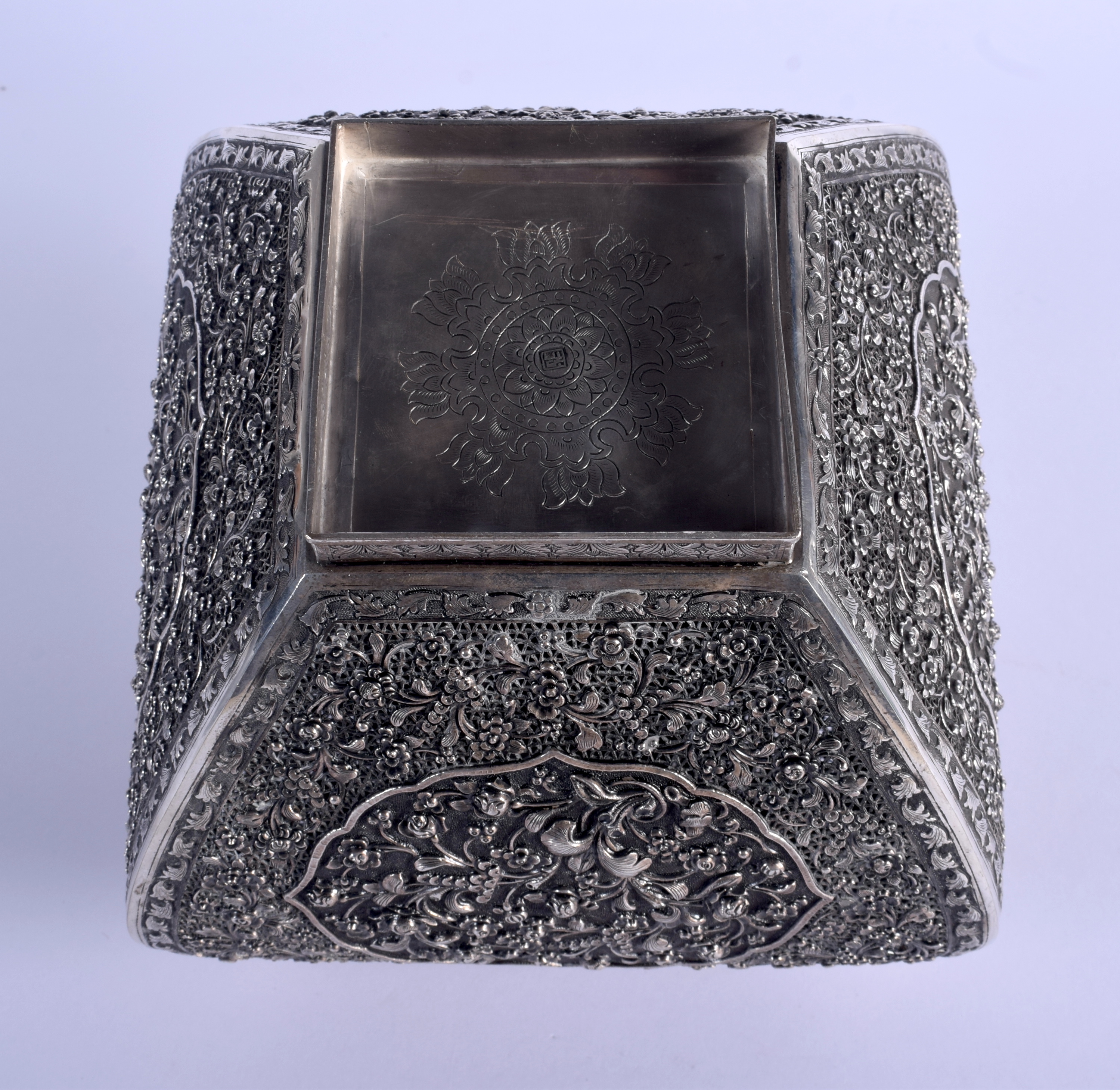 A 19TH CENTURY CHINESE TIBETAN STRAITS SILVER CENSER AND COVER decorated with foliage and vines. 970 - Bild 5 aus 6