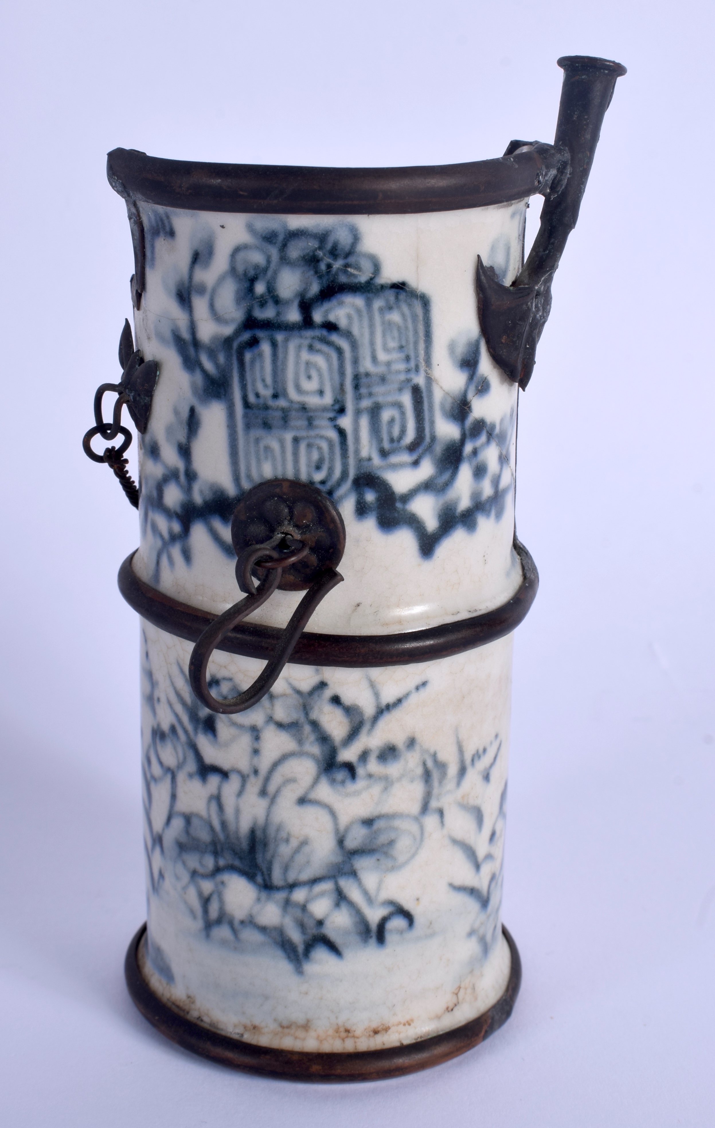 AN UNUSUAL EARLY 20TH CENTURY CHINESE BLUE AND WHITE OPIUM PIPE Late Qing, bearing Yongzheng marks t - Bild 2 aus 3