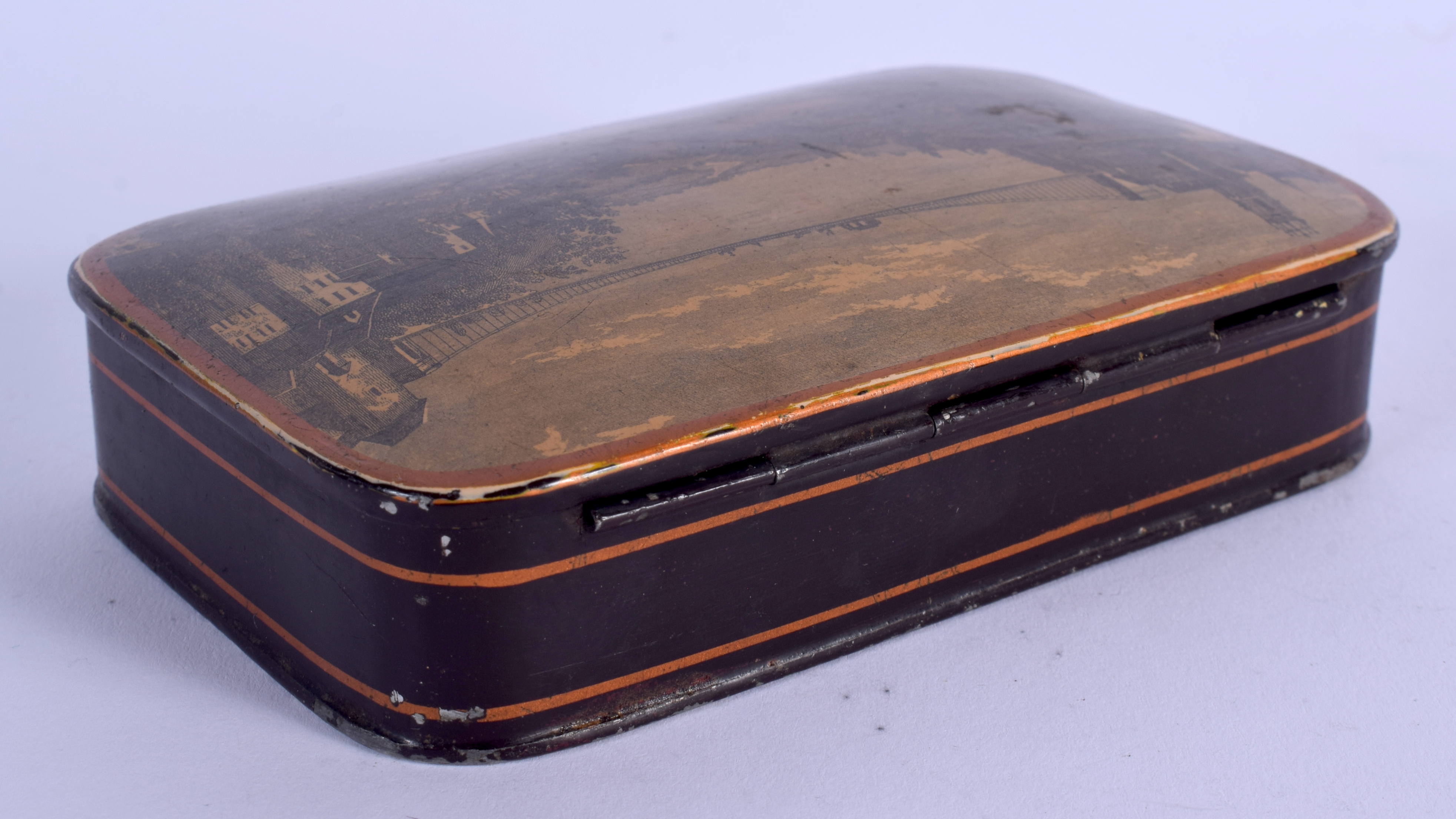 A LARGE MID 19TH CENTURY CARVED AND LACQUERED WOOD SNUFF BOX printed with landscapes. 12 cm x 8 cm. - Bild 2 aus 4