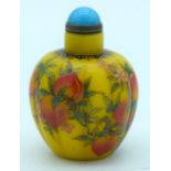 A Chinese snuff bottle decorated with peaches . 8cm.