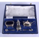 A CASED SILVER CRUET SET. Birmingham 1988. Silver 133 grams. (5)