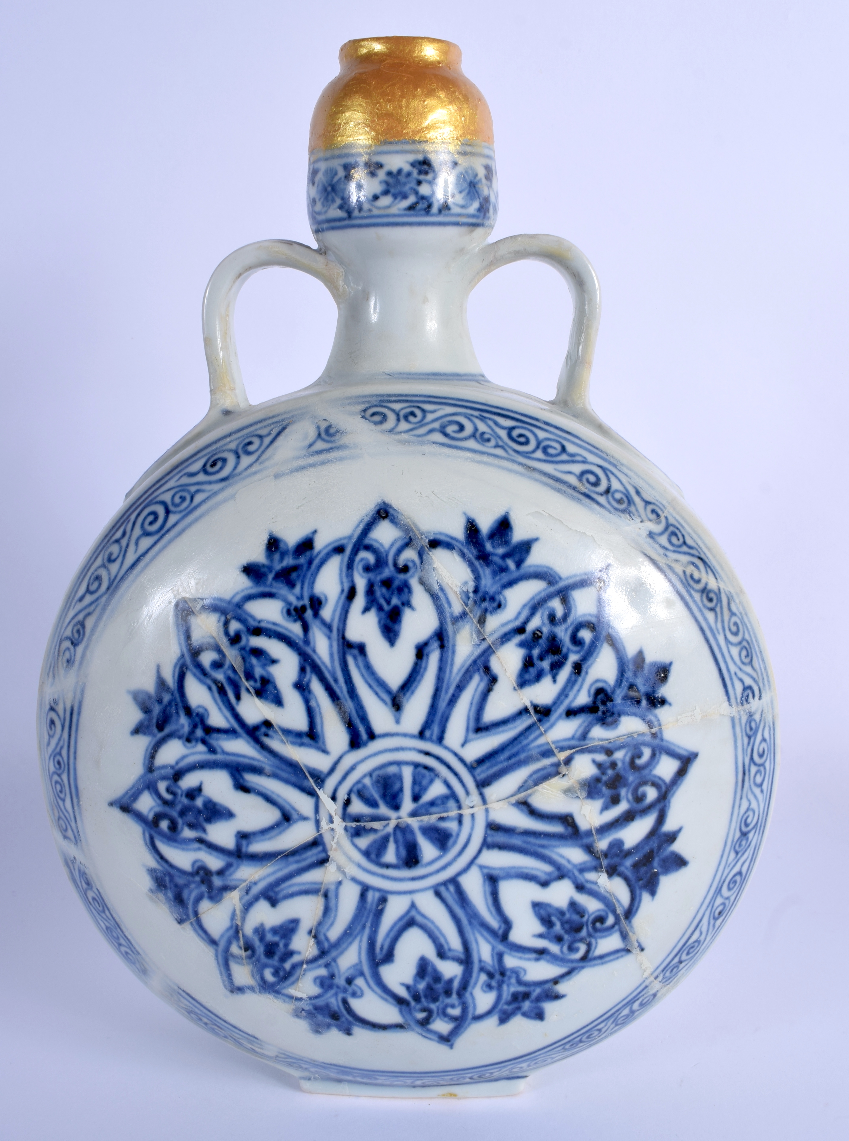 A CHINESE QING DYNASTY TWIN HANDLED BLUE AND WHITE PILGRIM FLASK painted with buddhistic emblems an - Bild 3 aus 5