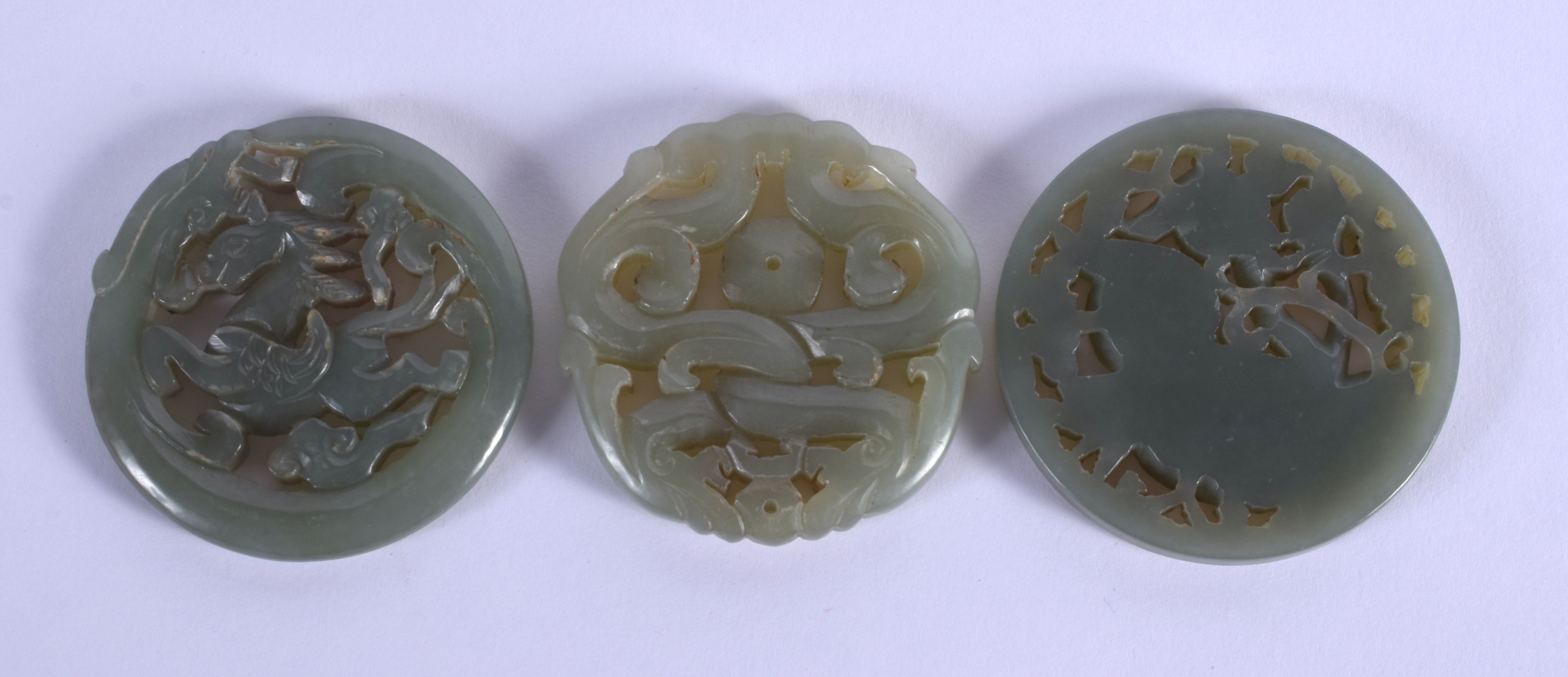 THREE CHINESE CARVED JADE PLAQUE PENDANTS 20th Century, in various forms and sizes. Largest 5 cm x 5 - Bild 2 aus 2