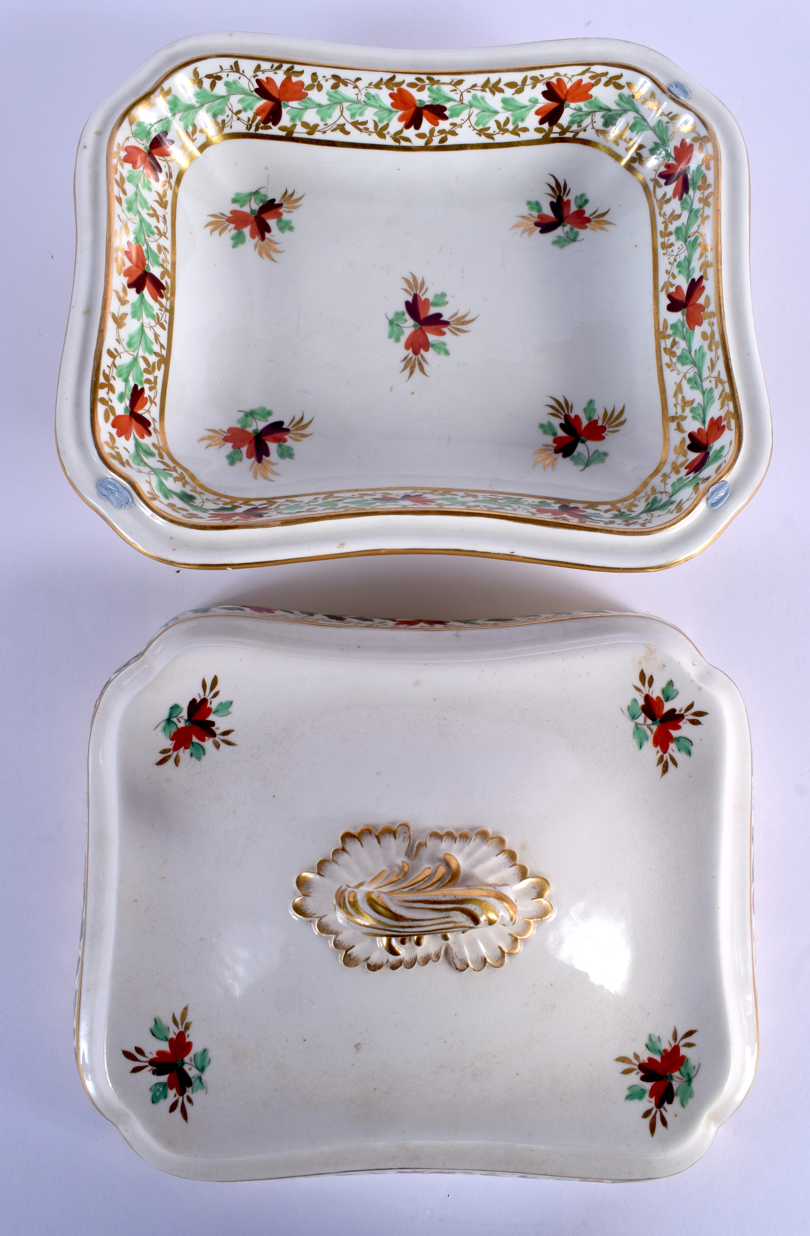 A LARGE EARLY 19TH CENTURY DERBY PORCELAIN SERVING BOWL AND COVER of square form, painted with gilt - Image 3 of 4