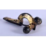 AN EARLY ROMAN BRONZE BROOCH. 3.25 cm x 2 cm.