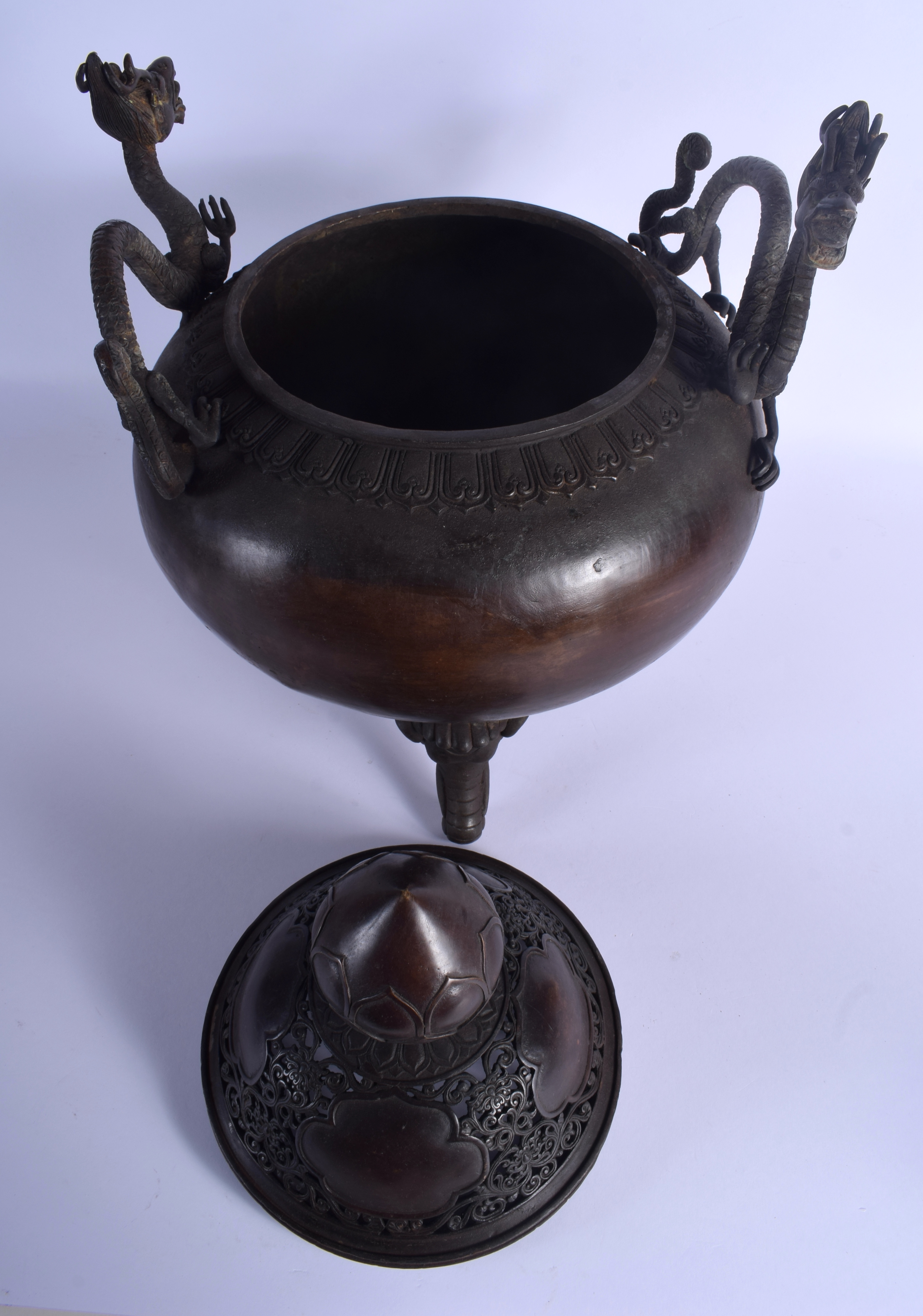 A LARGE CHINESE TWIN HANDLED BRONZE CENSER AND COVER 20th Century, decorated with foliage and vines. - Image 5 of 6
