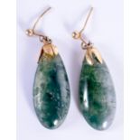 A PAIR OF EARLY 20TH CENTURY CHINESE YELLOW METAL AND MOSS AGATE EARRINGS Late Qing/Republic. 3 cm x