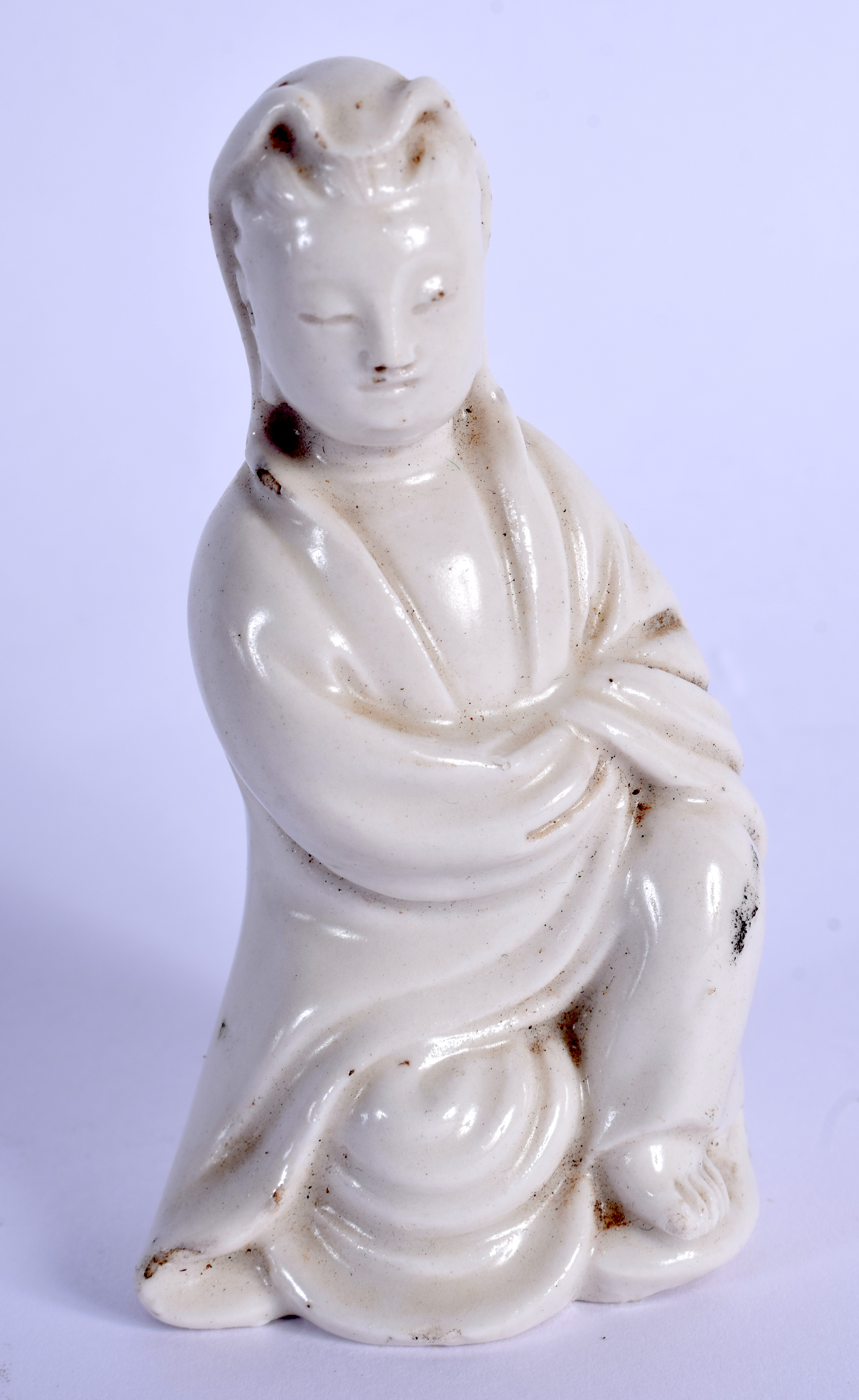 A 19TH CENTURY CHINESE BLANC DE CHINE PORCELAIN FIGURE OF GUANYIN Qing. 9 cm high.