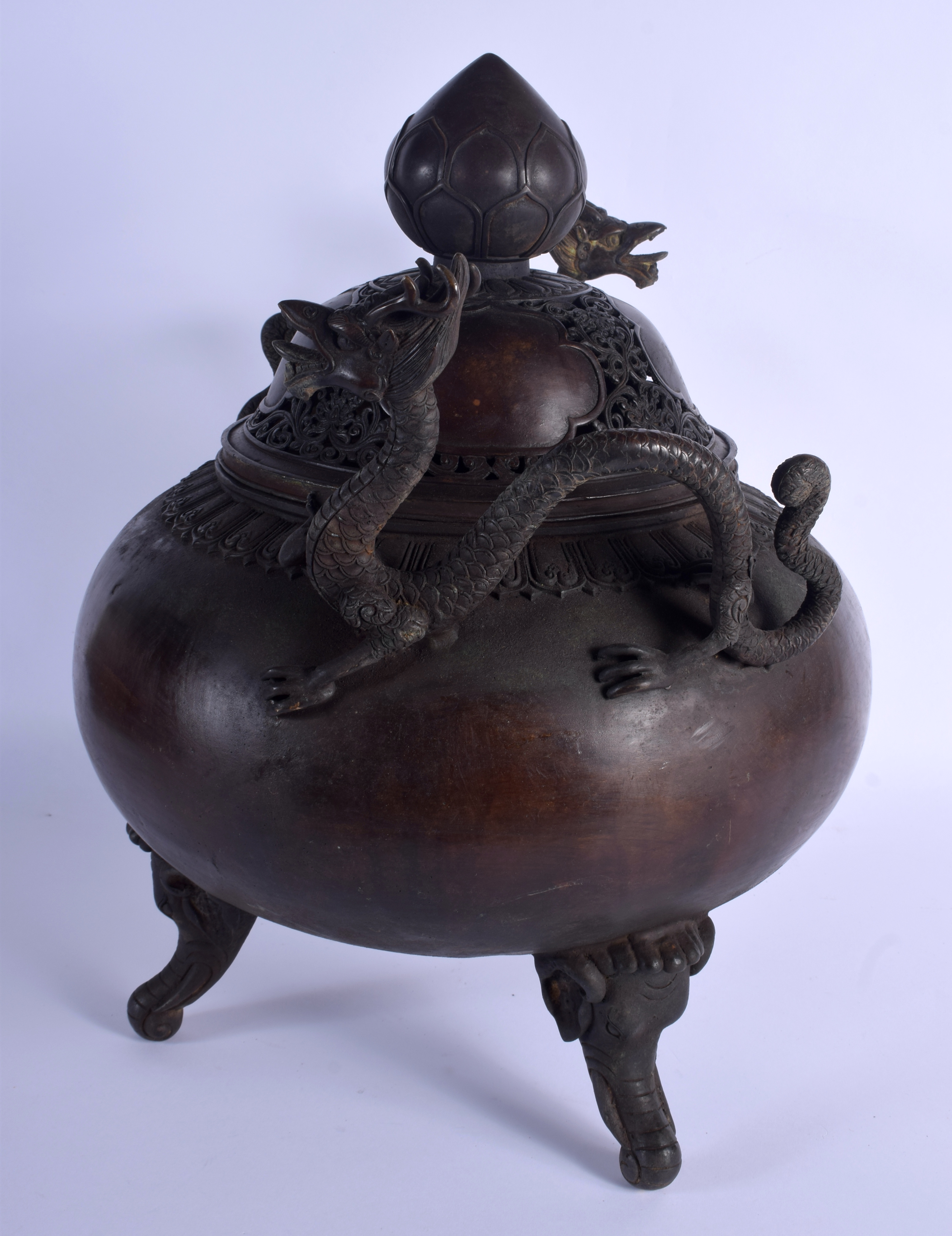 A LARGE CHINESE TWIN HANDLED BRONZE CENSER AND COVER 20th Century, decorated with foliage and vines. - Image 4 of 6