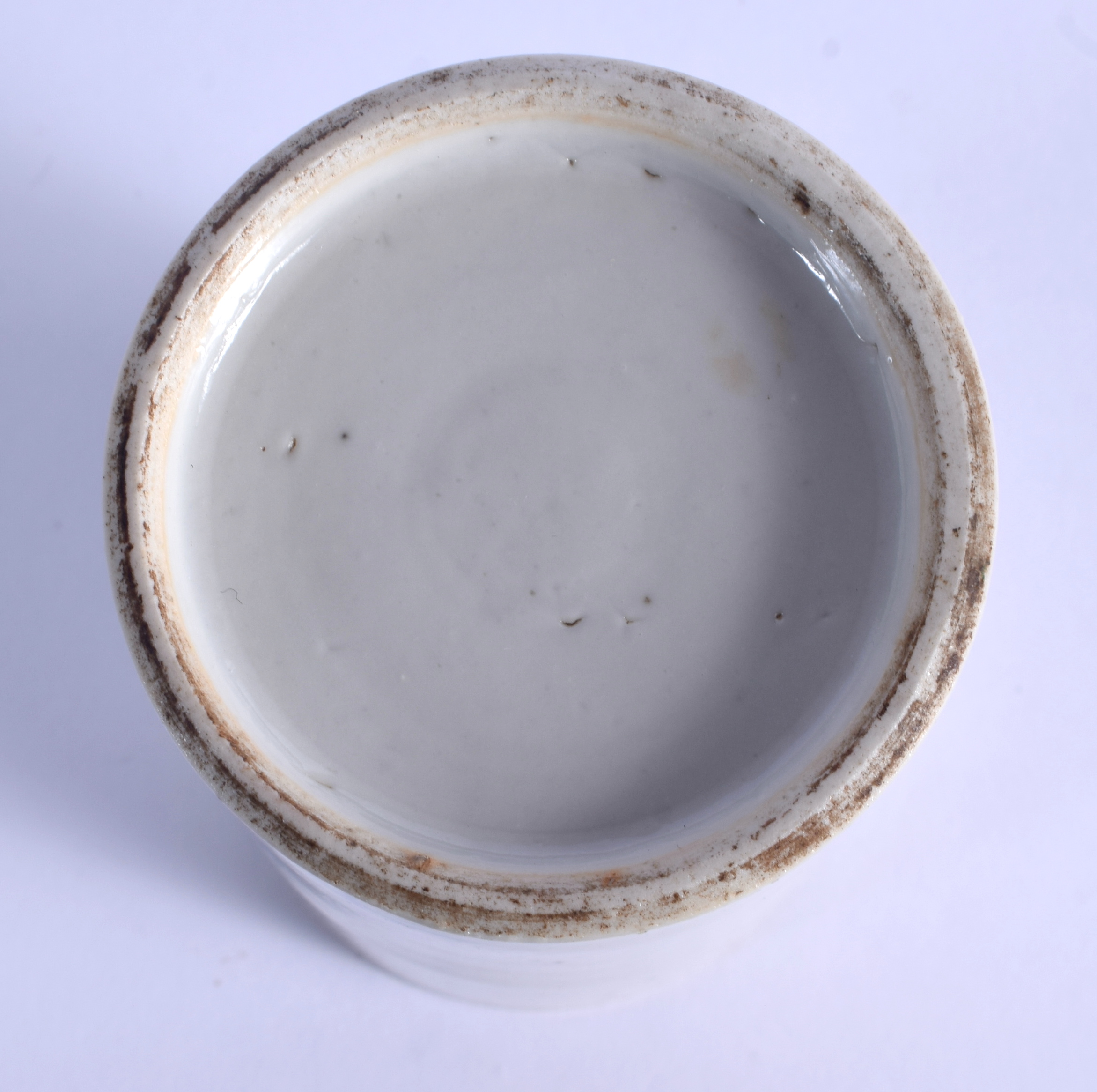 A 19TH CENTURY CHINESE BLUE AND WHITE PORCELAIN BRUSH POT BITONG Qing, painted with landscapes. 11 c - Bild 3 aus 3