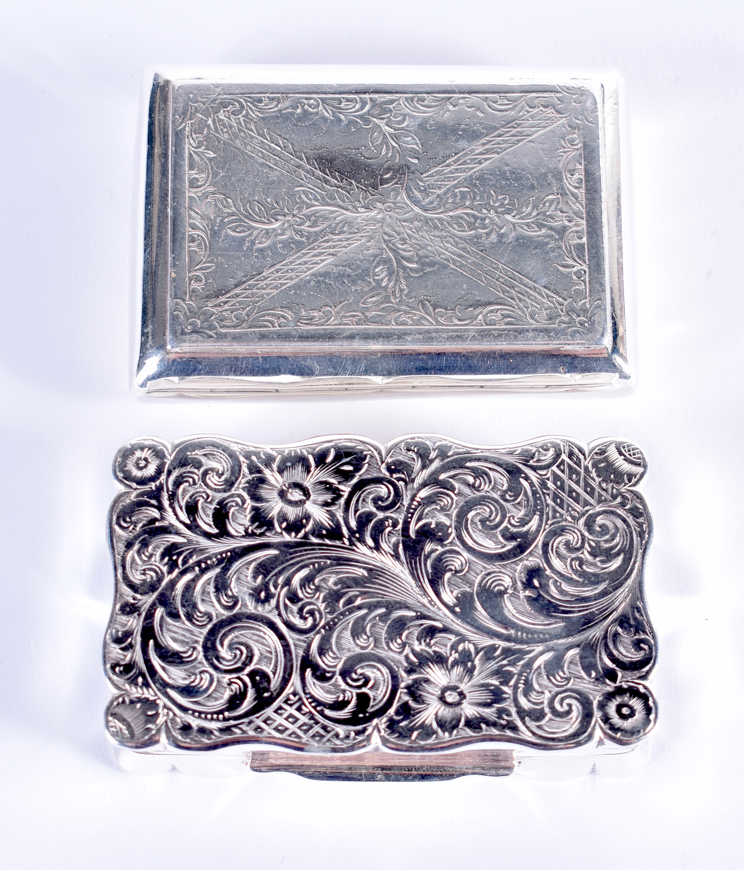 TWO ANTIQUE WHITE METAL SNUFF BOXES. Largest 8 cm x 5 cm. (2) - Bild 4 aus 6