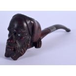 AN ANTIQUE EUROPEAN CARVED WOOD PIPE. 16 cm long.